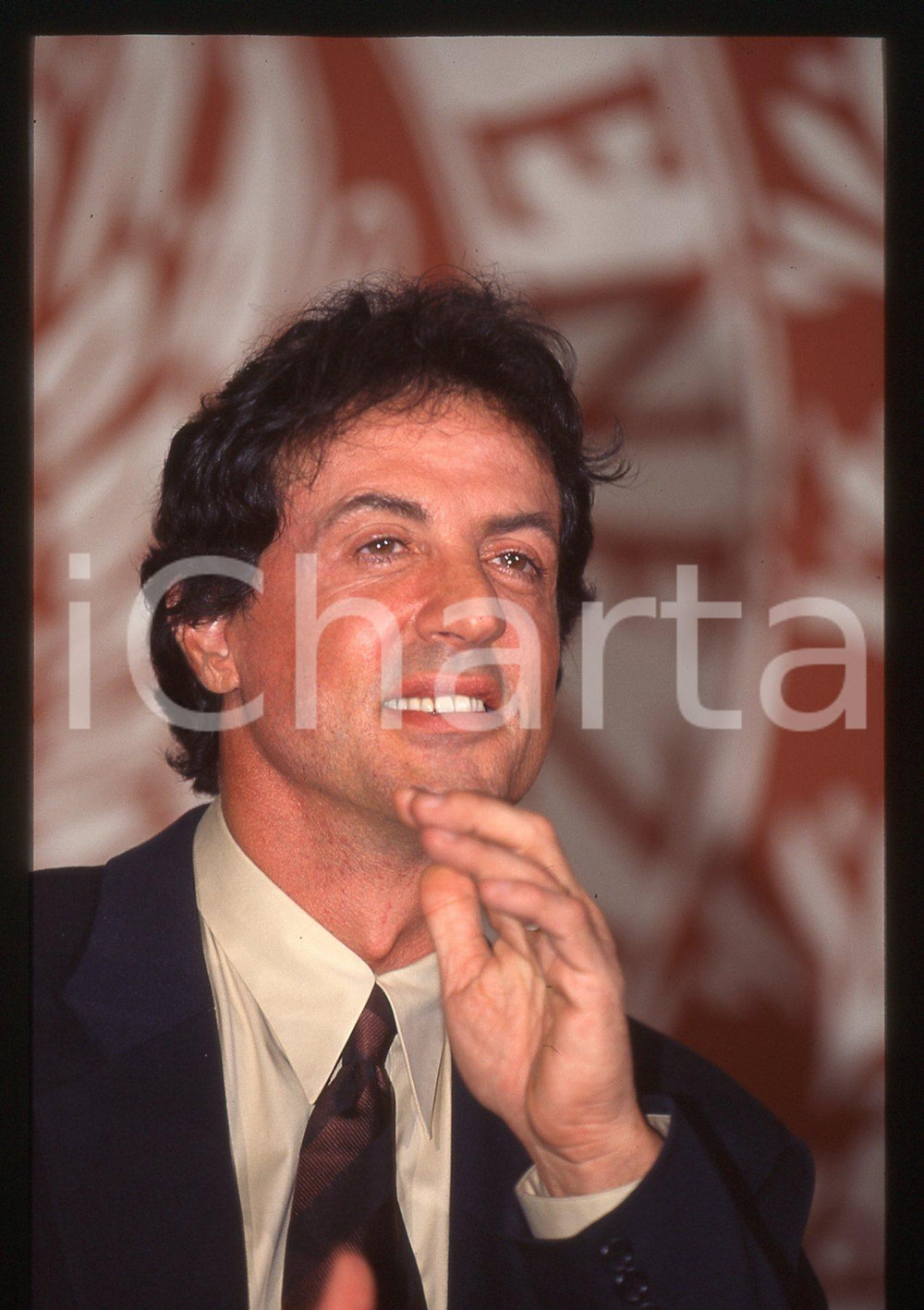 Sylvester STALLONE Mostra del cinema di VENEZIA 1997 35 mm vintage slide 22 Diapositiva d'epoca, in formato 35 mm.CONDIZIONI: GOODE' severamente vietata la riproduzione. Tutti i diritti sono riservati.Nella diapositiva ICharta mette in vendita, sul negozio eBay e in esclusiva sul sito "icharta" il proprio archivio composto da numerose diapositive e negativi fotografici d'epoca, tutti originali e autentici, che attraversano la storia del costume italiano tra gli la fine degli anni Sessanta e Novanta.Si tratta di uno sguardo inedito sull'attualit&agrave;, la politica, la vita quotidiana, il gossip e la cultura, che fotografa il cambiamento della nazione in quest'ultimo scorcio del XX secolo. Un'occasione unica per il mercato del collezionismo, che vede finalmente disponibile un archivio eccezionale per vastit&agrave;, tematiche e condizioni, in un settore (il negativo fotografico e la diapositiva) di assoluta novit&agrave; e dalle interessanti prospettive di investimento.  GOOD/buono   originale e autentica 1
