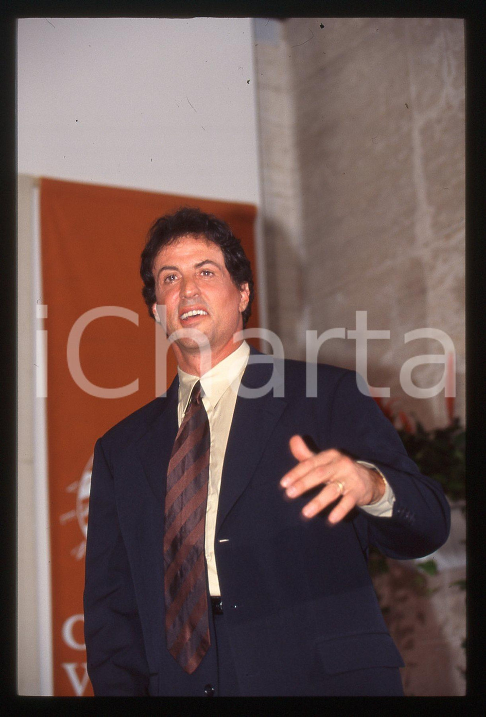 Sylvester STALLONE Mostra del cinema di VENEZIA 1997 35 mm vintage slide 23 Diapositiva d'epoca, in formato 35 mm.CONDIZIONI: GOODE' severamente vietata la riproduzione. Tutti i diritti sono riservati.Nella diapositiva ICharta mette in vendita, sul negozio eBay e in esclusiva sul sito "icharta" il proprio archivio composto da numerose diapositive e negativi fotografici d'epoca, tutti originali e autentici, che attraversano la storia del costume italiano tra gli la fine degli anni Sessanta e Novanta.Si tratta di uno sguardo inedito sull'attualit&agrave;, la politica, la vita quotidiana, il gossip e la cultura, che fotografa il cambiamento della nazione in quest'ultimo scorcio del XX secolo. Un'occasione unica per il mercato del collezionismo, che vede finalmente disponibile un archivio eccezionale per vastit&agrave;, tematiche e condizioni, in un settore (il negativo fotografico e la diapositiva) di assoluta novit&agrave; e dalle interessanti prospettive di investimento.  GOOD/buono   originale e autentica 1