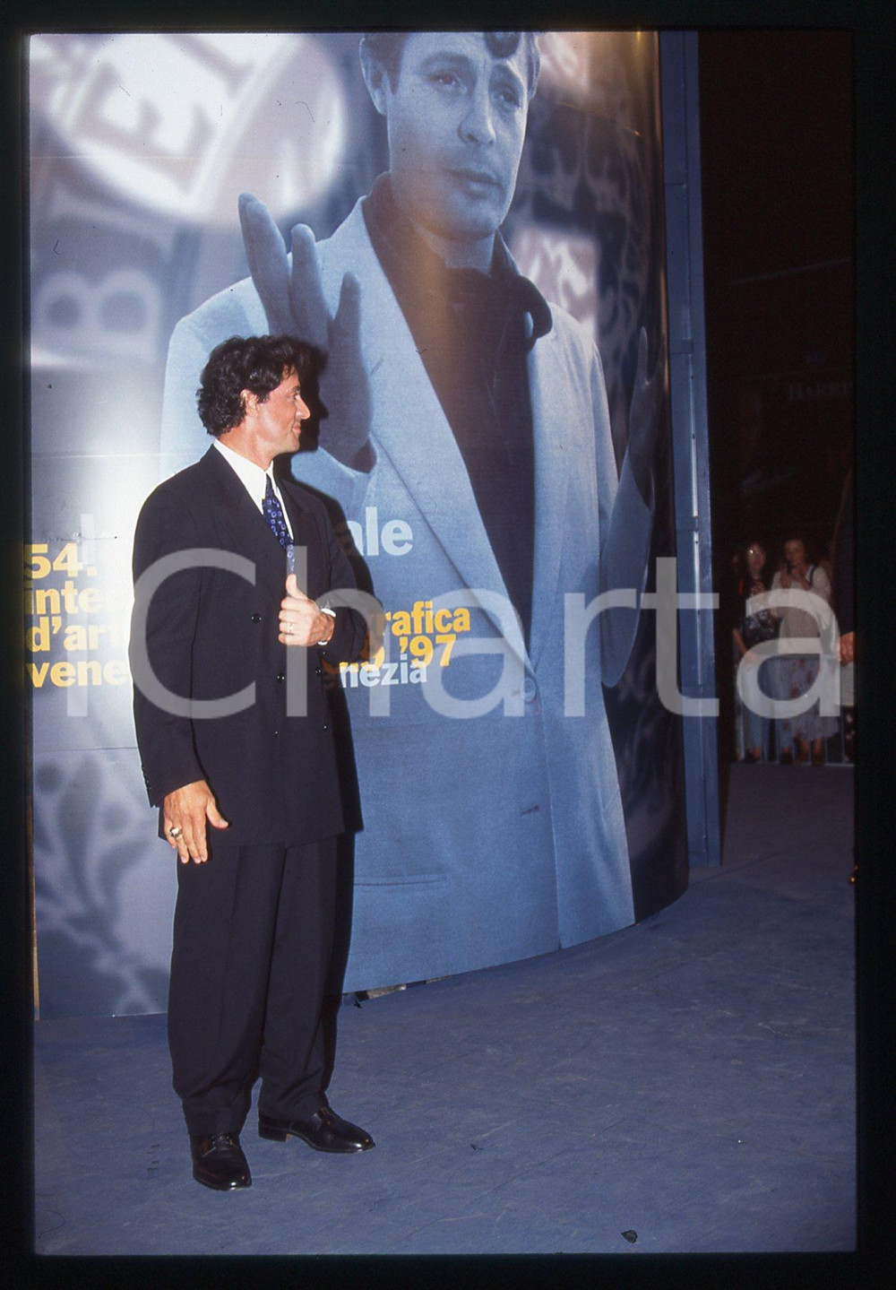 Sylvester STALLONE Mostra del cinema di VENEZIA 1997 35 mm vintage slide 24 Diapositiva d'epoca, in formato 35 mm.CONDIZIONI: GOODE' severamente vietata la riproduzione. Tutti i diritti sono riservati.Nella diapositiva ICharta mette in vendita, sul negozio eBay e in esclusiva sul sito "icharta" il proprio archivio composto da numerose diapositive e negativi fotografici d'epoca, tutti originali e autentici, che attraversano la storia del costume italiano tra gli la fine degli anni Sessanta e Novanta.Si tratta di uno sguardo inedito sull'attualit&agrave;, la politica, la vita quotidiana, il gossip e la cultura, che fotografa il cambiamento della nazione in quest'ultimo scorcio del XX secolo. Un'occasione unica per il mercato del collezionismo, che vede finalmente disponibile un archivio eccezionale per vastit&agrave;, tematiche e condizioni, in un settore (il negativo fotografico e la diapositiva) di assoluta novit&agrave; e dalle interessanti prospettive di investimento.  GOOD/buono   originale e autentica 1