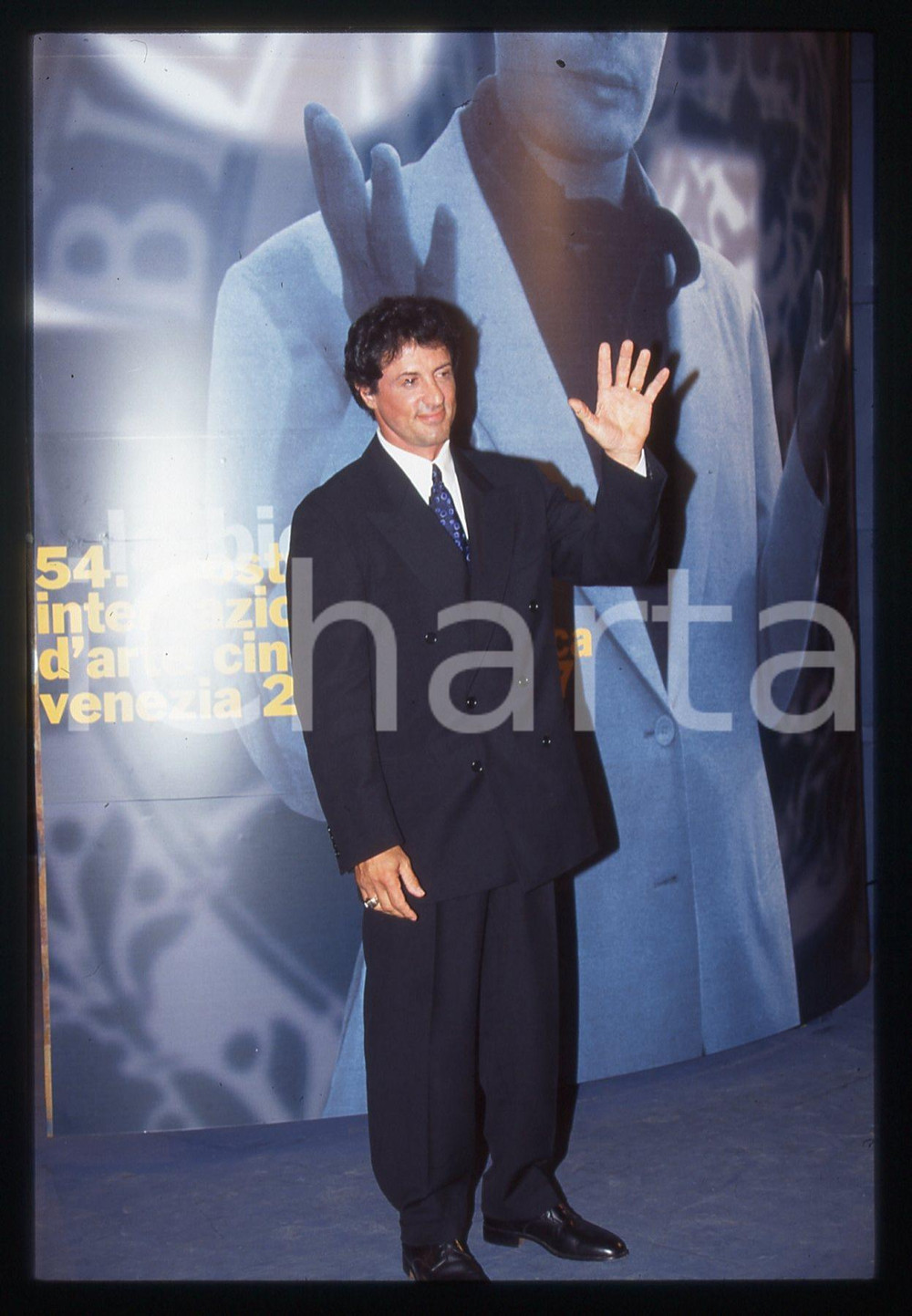 Sylvester STALLONE Mostra del cinema di VENEZIA 1997 35 mm vintage slide 25 Diapositiva d'epoca, in formato 35 mm.CONDIZIONI: GOODE' severamente vietata la riproduzione. Tutti i diritti sono riservati.Nella diapositiva ICharta mette in vendita, sul negozio eBay e in esclusiva sul sito "icharta" il proprio archivio composto da numerose diapositive e negativi fotografici d'epoca, tutti originali e autentici, che attraversano la storia del costume italiano tra gli la fine degli anni Sessanta e Novanta.Si tratta di uno sguardo inedito sull'attualit&agrave;, la politica, la vita quotidiana, il gossip e la cultura, che fotografa il cambiamento della nazione in quest'ultimo scorcio del XX secolo. Un'occasione unica per il mercato del collezionismo, che vede finalmente disponibile un archivio eccezionale per vastit&agrave;, tematiche e condizioni, in un settore (il negativo fotografico e la diapositiva) di assoluta novit&agrave; e dalle interessanti prospettive di investimento.  GOOD/buono   originale e autentica 1