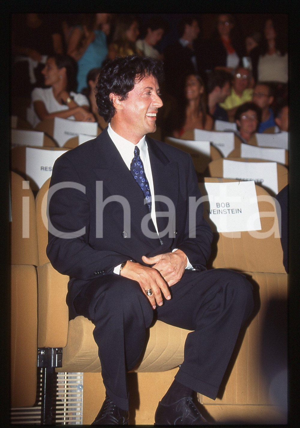 Sylvester STALLONE Mostra del cinema di VENEZIA 1997 35 mm vintage slide 26 Diapositiva d'epoca, in formato 35 mm.CONDIZIONI: GOODE' severamente vietata la riproduzione. Tutti i diritti sono riservati.Nella diapositiva ICharta mette in vendita, sul negozio eBay e in esclusiva sul sito "icharta" il proprio archivio composto da numerose diapositive e negativi fotografici d'epoca, tutti originali e autentici, che attraversano la storia del costume italiano tra gli la fine degli anni Sessanta e Novanta.Si tratta di uno sguardo inedito sull'attualit&agrave;, la politica, la vita quotidiana, il gossip e la cultura, che fotografa il cambiamento della nazione in quest'ultimo scorcio del XX secolo. Un'occasione unica per il mercato del collezionismo, che vede finalmente disponibile un archivio eccezionale per vastit&agrave;, tematiche e condizioni, in un settore (il negativo fotografico e la diapositiva) di assoluta novit&agrave; e dalle interessanti prospettive di investimento.  GOOD/buono   originale e autentica 1