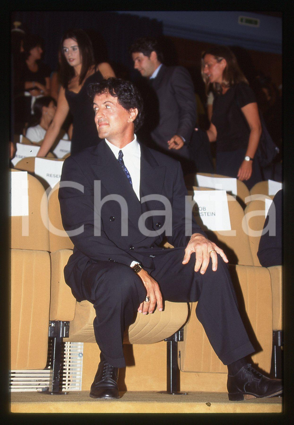 Sylvester STALLONE Mostra del cinema di VENEZIA 1997 35 mm vintage slide 27 Diapositiva d'epoca, in formato 35 mm.CONDIZIONI: GOODE' severamente vietata la riproduzione. Tutti i diritti sono riservati.Nella diapositiva ICharta mette in vendita, sul negozio eBay e in esclusiva sul sito "icharta" il proprio archivio composto da numerose diapositive e negativi fotografici d'epoca, tutti originali e autentici, che attraversano la storia del costume italiano tra gli la fine degli anni Sessanta e Novanta.Si tratta di uno sguardo inedito sull'attualit&agrave;, la politica, la vita quotidiana, il gossip e la cultura, che fotografa il cambiamento della nazione in quest'ultimo scorcio del XX secolo. Un'occasione unica per il mercato del collezionismo, che vede finalmente disponibile un archivio eccezionale per vastit&agrave;, tematiche e condizioni, in un settore (il negativo fotografico e la diapositiva) di assoluta novit&agrave; e dalle interessanti prospettive di investimento.  GOOD/buono   originale e autentica 1