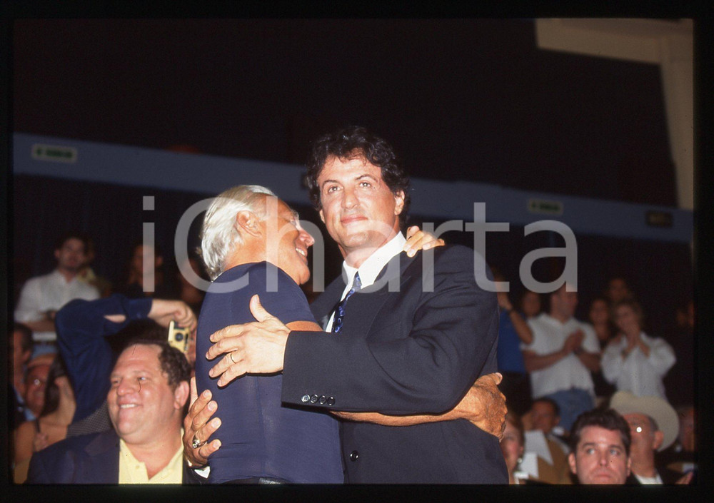 Sylvester STALLONE e Giorgio ARMANI - FESTIVAL VENEZIA 1997 35 mm vintage slide Nella diapositiva è inoltre presente Harvey Weinstein.Diapositiva d'epoca, in formato 35 mm.CONDIZIONI: GOODE' severamente vietata la riproduzione. Tutti i diritti sono riservati.Nella diapositiva ICharta mette in vendita, sul negozio eBay e in esclusiva sul sito "icharta" il proprio archivio composto da numerose diapositive e negativi fotografici d'epoca, tutti originali e autentici, che attraversano la storia del costume italiano tra gli la fine degli anni Sessanta e Novanta.Si tratta di uno sguardo inedito sull'attualità , la politica, la vita quotidiana, il gossip e la cultura, che fotografa il cambiamento della nazione in quest'ultimo scorcio del XX secolo. Un'occasione unica per il mercato del collezionismo, che vede finalmente disponibile un archivio eccezionale per vastità , tematiche e condizioni, in un settore (il negativo fotografico e la diapositiva) di assoluta novità e dalle interessanti prospettive di investimento.  GOOD/buono   originale e autentica 1