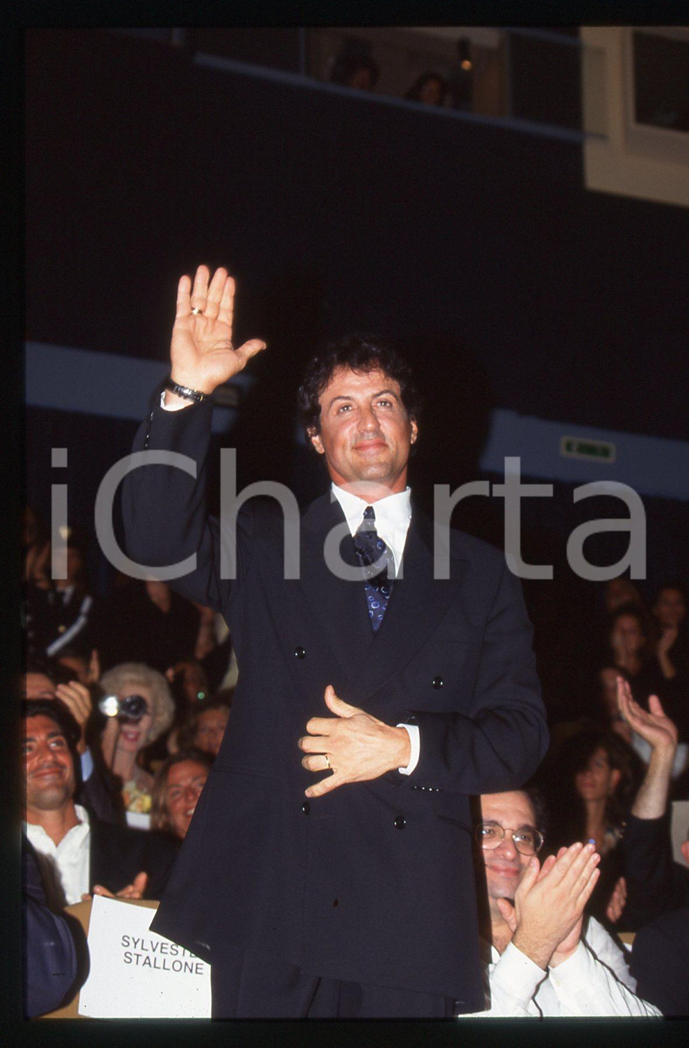 Sylvester STALLONE Mostra del cinema di VENEZIA 1997 35 mm vintage slide 28 Diapositiva d'epoca, in formato 35 mm.CONDIZIONI: GOODE' severamente vietata la riproduzione. Tutti i diritti sono riservati.Nella diapositiva ICharta mette in vendita, sul negozio eBay e in esclusiva sul sito "icharta" il proprio archivio composto da numerose diapositive e negativi fotografici d'epoca, tutti originali e autentici, che attraversano la storia del costume italiano tra gli la fine degli anni Sessanta e Novanta.Si tratta di uno sguardo inedito sull'attualit&agrave;, la politica, la vita quotidiana, il gossip e la cultura, che fotografa il cambiamento della nazione in quest'ultimo scorcio del XX secolo. Un'occasione unica per il mercato del collezionismo, che vede finalmente disponibile un archivio eccezionale per vastit&agrave;, tematiche e condizioni, in un settore (il negativo fotografico e la diapositiva) di assoluta novit&agrave; e dalle interessanti prospettive di investimento.  GOOD/buono   originale e autentica 1