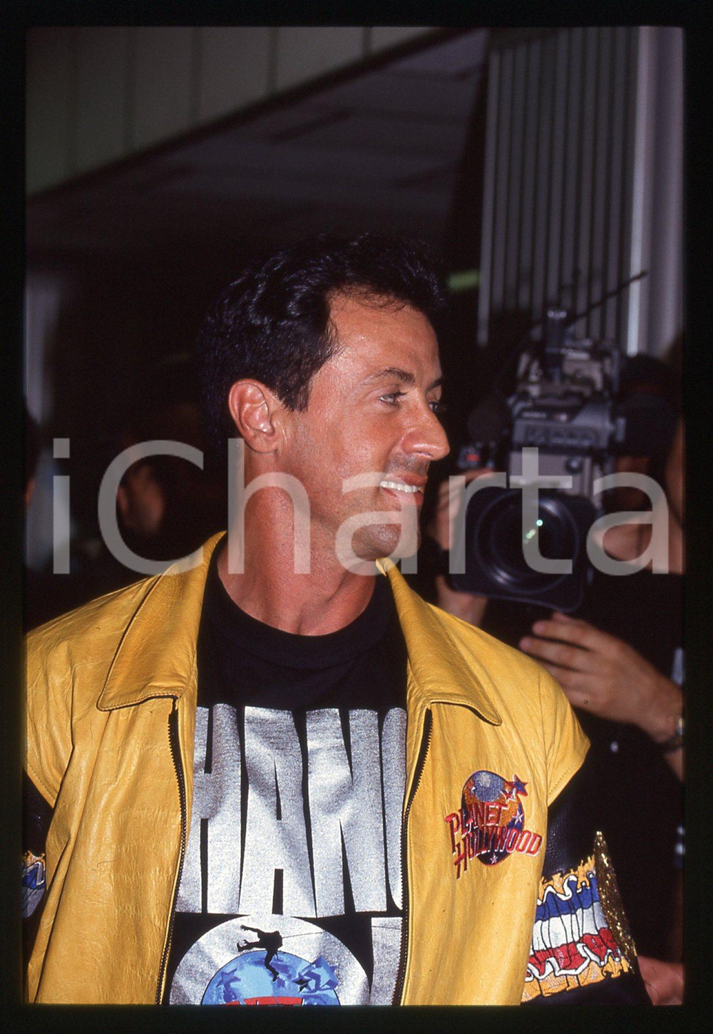 Sylvester STALLONE - PLANET HOLLYWOOD LONDON 1993 - 35 mm vintage slide 6 Diapositiva d'epoca, in formato 35 mm.CONDIZIONI: GOODE' severamente vietata la riproduzione. Tutti i diritti sono riservati.Nella diapositiva ICharta mette in vendita, sul negozio eBay e in esclusiva sul sito "icharta" il proprio archivio composto da numerose diapositive e negativi fotografici d'epoca, tutti originali e autentici, che attraversano la storia del costume italiano tra gli la fine degli anni Sessanta e Novanta.Si tratta di uno sguardo inedito sull'attualit&agrave;, la politica, la vita quotidiana, il gossip e la cultura, che fotografa il cambiamento della nazione in quest'ultimo scorcio del XX secolo. Un'occasione unica per il mercato del collezionismo, che vede finalmente disponibile un archivio eccezionale per vastit&agrave;, tematiche e condizioni, in un settore (il negativo fotografico e la diapositiva) di assoluta novit&agrave; e dalle interessanti prospettive di investimento.  GOOD/buono   originale e autentica 1