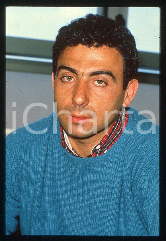 Michele ALBORETO Pilota FERRARI Formula 1 - 1985 ca - 35 mm vintage slide (28) Diapositiva d'epoca, in formato 35 mm. E' severamente vietata la riproduzione. Tutti i diritti sono riservati.  ICharta mette in vendita, sul negozio eBay e in esclusiva sul sito "icharta" il proprio archivio composto da numerose diapositive e negativi fotografici d'epoca, tutti originali e autentici, che attraversano la storia del costume tra la fine degli anni Sessanta e Novanta.Si tratta di uno sguardo inedito sull'attualit&agrave;, la politica, la vita quotidiana, il gossip e la cultura, che fotografa il cambiamento della nazione in quest'ultimo scorcio del XX secolo. Un'occasione unica per il mercato del collezionismo, che vede finalmente disponibile un archivio eccezionale per vastit&agrave;, tematiche e condizioni, in un settore (il negativo fotografico e la diapositiva) di assoluta novit&agrave; e dalle interessanti prospettive di investimento.  GOOD/buono   originale e autentica 1