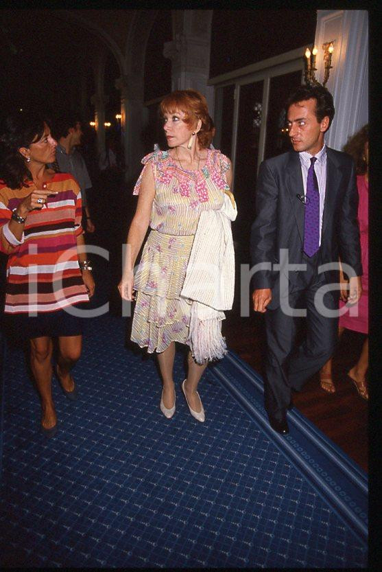 Shirley MacLAINE - VENEZIA Mostra del Cinema 1988 - Lido *35mm vintage slide 3 Diapositiva originale, in formato 35 mm.Per i diritti rivolgersi a ICharta.E' severamente vietata la riproduzione. Tutti i diritti sono riservati.ICharta mette in vendita, sul negozio eBay e in esclusiva sul sito "icharta" il proprio archivio composto da numerose diapositive e negativi fotografici d'epoca, tutti originali e autentici, che attraversano la storia del costume tra la fine degli anni Sessanta e Novanta.Si tratta di uno sguardo inedito sull'attualità, la politica, la vita quotidiana, il gossip e la cultura, che fotografa il cambiamento della nazione in quest'ultimo scorcio del XX secolo. Un'occasione unica per il mercato del collezionismo, che vede finalmente disponibile un archivio eccezionale per vastità, tematiche e condizioni, in un settore (il negativo fotografico e la diapositiva) di assoluta novità e dalle interessanti prospettive di investimento.  GOOD/buono   originale e autentica 1