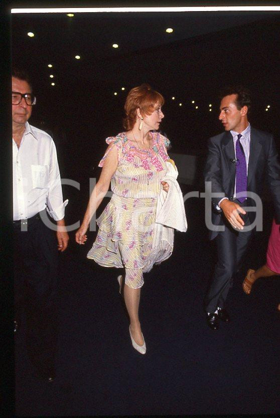 Shirley MacLAINE - VENEZIA Mostra del Cinema 1988 - Lido *35mm vintage slide 4 Diapositiva originale, in formato 35 mm.Per i diritti rivolgersi a ICharta.E' severamente vietata la riproduzione. Tutti i diritti sono riservati.ICharta mette in vendita, sul negozio eBay e in esclusiva sul sito "icharta" il proprio archivio composto da numerose diapositive e negativi fotografici d'epoca, tutti originali e autentici, che attraversano la storia del costume tra la fine degli anni Sessanta e Novanta.Si tratta di uno sguardo inedito sull'attualità, la politica, la vita quotidiana, il gossip e la cultura, che fotografa il cambiamento della nazione in quest'ultimo scorcio del XX secolo. Un'occasione unica per il mercato del collezionismo, che vede finalmente disponibile un archivio eccezionale per vastità, tematiche e condizioni, in un settore (il negativo fotografico e la diapositiva) di assoluta novità e dalle interessanti prospettive di investimento.  GOOD/buono   originale e autentica 1