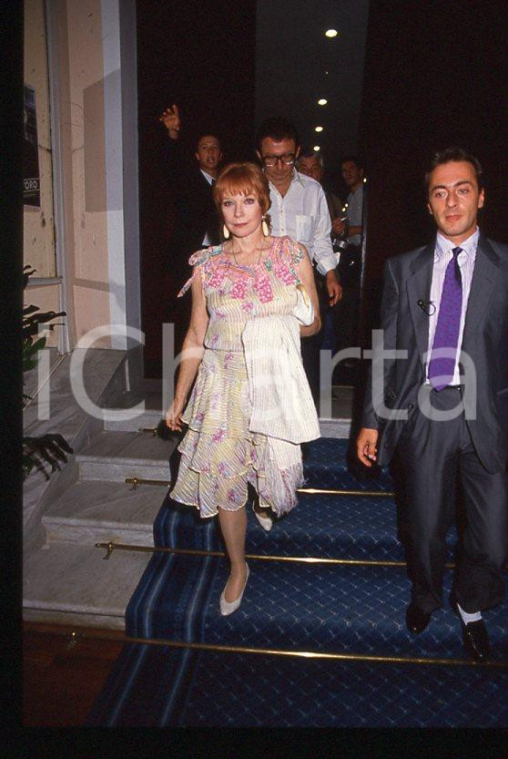 Shirley MacLAINE - VENEZIA Mostra del Cinema 1988 - Lido *35mm vintage slide 1 Diapositiva originale, in formato 35 mm.Per i diritti rivolgersi a ICharta.E' severamente vietata la riproduzione. Tutti i diritti sono riservati.ICharta mette in vendita, sul negozio eBay e in esclusiva sul sito "icharta" il proprio archivio composto da numerose diapositive e negativi fotografici d'epoca, tutti originali e autentici, che attraversano la storia del costume tra la fine degli anni Sessanta e Novanta.Si tratta di uno sguardo inedito sull'attualità, la politica, la vita quotidiana, il gossip e la cultura, che fotografa il cambiamento della nazione in quest'ultimo scorcio del XX secolo. Un'occasione unica per il mercato del collezionismo, che vede finalmente disponibile un archivio eccezionale per vastità, tematiche e condizioni, in un settore (il negativo fotografico e la diapositiva) di assoluta novità e dalle interessanti prospettive di investimento.  GOOD/buono   originale e autentica 1