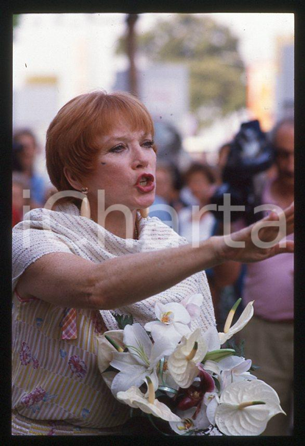 Shirley MacLAINE - VENEZIA Mostra del Cinema 1988 *35mm vintage slide (1) Diapositiva originale, in formato 35 mm.Per i diritti rivolgersi a ICharta.E' severamente vietata la riproduzione. Tutti i diritti sono riservati.ICharta mette in vendita, sul negozio eBay e in esclusiva sul sito "icharta" il proprio archivio composto da numerose diapositive e negativi fotografici d'epoca, tutti originali e autentici, che attraversano la storia del costume tra la fine degli anni Sessanta e Novanta.Si tratta di uno sguardo inedito sull'attualità, la politica, la vita quotidiana, il gossip e la cultura, che fotografa il cambiamento della nazione in quest'ultimo scorcio del XX secolo. Un'occasione unica per il mercato del collezionismo, che vede finalmente disponibile un archivio eccezionale per vastità, tematiche e condizioni, in un settore (il negativo fotografico e la diapositiva) di assoluta novità e dalle interessanti prospettive di investimento.  GOOD/buono   originale e autentica 1