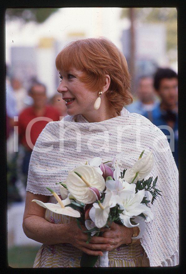 Shirley MacLAINE - VENEZIA Mostra del Cinema 1988 *35mm vintage slide (5) Diapositiva originale, in formato 35 mm.Per i diritti rivolgersi a ICharta.E' severamente vietata la riproduzione. Tutti i diritti sono riservati.ICharta mette in vendita, sul negozio eBay e in esclusiva sul sito "icharta" il proprio archivio composto da numerose diapositive e negativi fotografici d'epoca, tutti originali e autentici, che attraversano la storia del costume tra la fine degli anni Sessanta e Novanta.Si tratta di uno sguardo inedito sull'attualità, la politica, la vita quotidiana, il gossip e la cultura, che fotografa il cambiamento della nazione in quest'ultimo scorcio del XX secolo. Un'occasione unica per il mercato del collezionismo, che vede finalmente disponibile un archivio eccezionale per vastità, tematiche e condizioni, in un settore (il negativo fotografico e la diapositiva) di assoluta novità e dalle interessanti prospettive di investimento.  GOOD/buono   originale e autentica 1