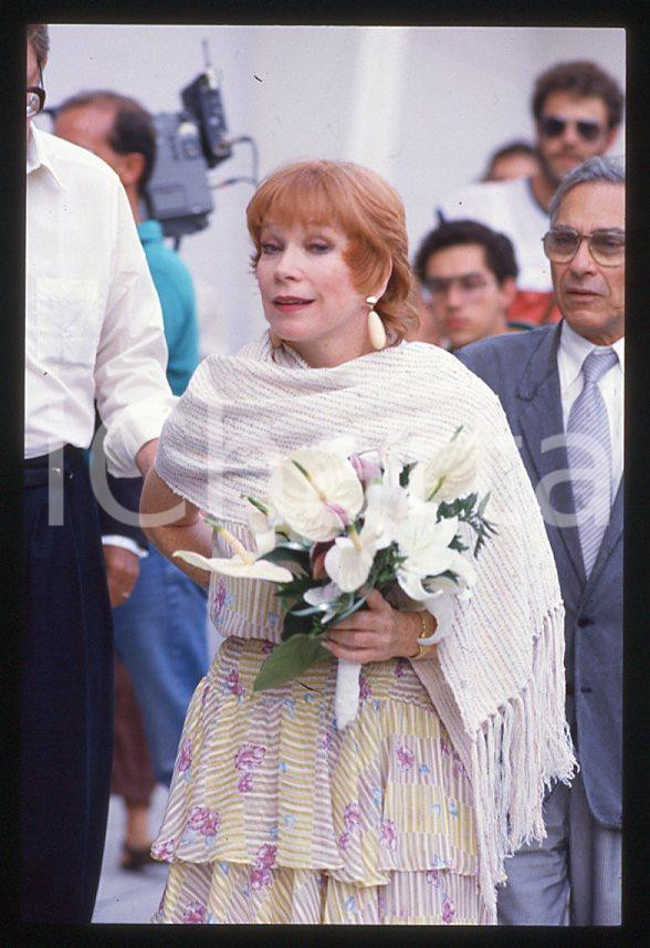 Shirley MacLAINE - VENEZIA Mostra del Cinema 1988 *35mm vintage slide (3) Diapositiva originale, in formato 35 mm.Per i diritti rivolgersi a ICharta.E' severamente vietata la riproduzione. Tutti i diritti sono riservati.ICharta mette in vendita, sul negozio eBay e in esclusiva sul sito "icharta" il proprio archivio composto da numerose diapositive e negativi fotografici d'epoca, tutti originali e autentici, che attraversano la storia del costume tra la fine degli anni Sessanta e Novanta.Si tratta di uno sguardo inedito sull'attualità, la politica, la vita quotidiana, il gossip e la cultura, che fotografa il cambiamento della nazione in quest'ultimo scorcio del XX secolo. Un'occasione unica per il mercato del collezionismo, che vede finalmente disponibile un archivio eccezionale per vastità, tematiche e condizioni, in un settore (il negativo fotografico e la diapositiva) di assoluta novità e dalle interessanti prospettive di investimento.  GOOD/buono   originale e autentica 1