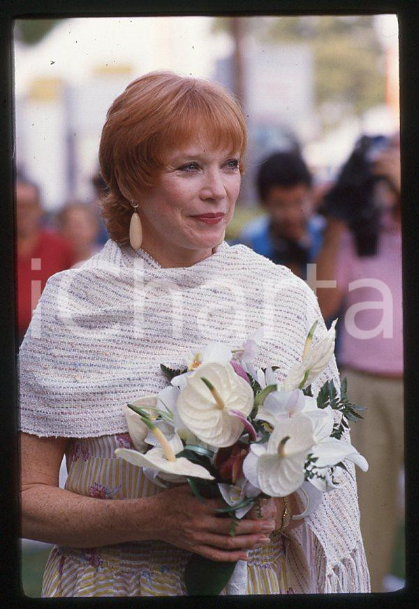 Shirley MacLAINE - VENEZIA Mostra del Cinema 1988 *35mm vintage slide (6) Diapositiva originale, in formato 35 mm.Per i diritti rivolgersi a ICharta.E' severamente vietata la riproduzione. Tutti i diritti sono riservati.ICharta mette in vendita, sul negozio eBay e in esclusiva sul sito "icharta" il proprio archivio composto da numerose diapositive e negativi fotografici d'epoca, tutti originali e autentici, che attraversano la storia del costume tra la fine degli anni Sessanta e Novanta.Si tratta di uno sguardo inedito sull'attualità, la politica, la vita quotidiana, il gossip e la cultura, che fotografa il cambiamento della nazione in quest'ultimo scorcio del XX secolo. Un'occasione unica per il mercato del collezionismo, che vede finalmente disponibile un archivio eccezionale per vastità, tematiche e condizioni, in un settore (il negativo fotografico e la diapositiva) di assoluta novità e dalle interessanti prospettive di investimento.  GOOD/buono   originale e autentica 1