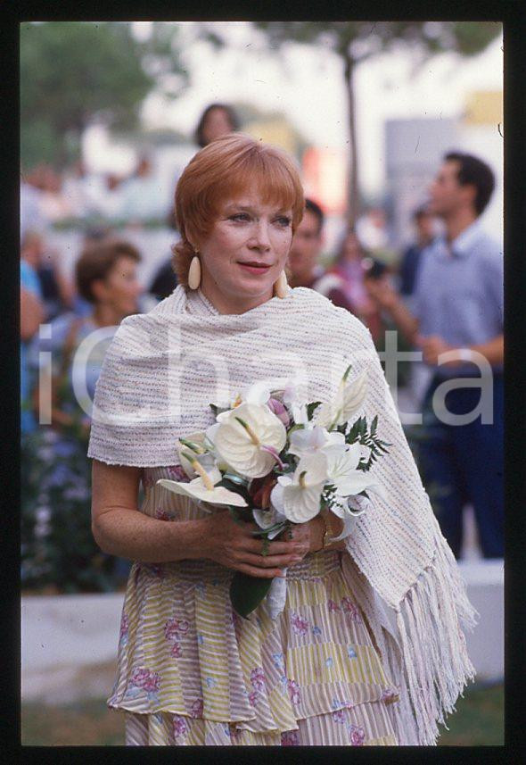 Shirley MacLAINE - VENEZIA Mostra del Cinema 1988 *35mm vintage slide (9) Diapositiva originale, in formato 35 mm.Per i diritti rivolgersi a ICharta.E' severamente vietata la riproduzione. Tutti i diritti sono riservati.ICharta mette in vendita, sul negozio eBay e in esclusiva sul sito "icharta" il proprio archivio composto da numerose diapositive e negativi fotografici d'epoca, tutti originali e autentici, che attraversano la storia del costume tra la fine degli anni Sessanta e Novanta.Si tratta di uno sguardo inedito sull'attualità, la politica, la vita quotidiana, il gossip e la cultura, che fotografa il cambiamento della nazione in quest'ultimo scorcio del XX secolo. Un'occasione unica per il mercato del collezionismo, che vede finalmente disponibile un archivio eccezionale per vastità, tematiche e condizioni, in un settore (il negativo fotografico e la diapositiva) di assoluta novità e dalle interessanti prospettive di investimento.  GOOD/buono   originale e autentica 1