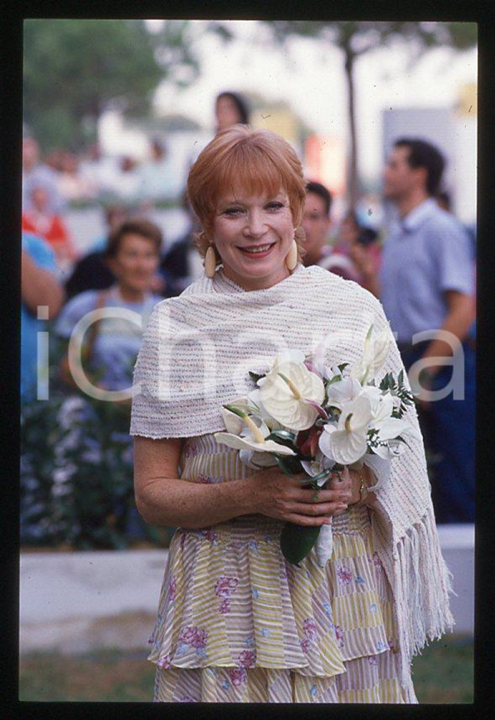 Shirley MacLAINE - VENEZIA Mostra del Cinema 1988 *35mm vintage slide (8) Diapositiva originale, in formato 35 mm.Per i diritti rivolgersi a ICharta.E' severamente vietata la riproduzione. Tutti i diritti sono riservati.ICharta mette in vendita, sul negozio eBay e in esclusiva sul sito "icharta" il proprio archivio composto da numerose diapositive e negativi fotografici d'epoca, tutti originali e autentici, che attraversano la storia del costume tra la fine degli anni Sessanta e Novanta.Si tratta di uno sguardo inedito sull'attualità, la politica, la vita quotidiana, il gossip e la cultura, che fotografa il cambiamento della nazione in quest'ultimo scorcio del XX secolo. Un'occasione unica per il mercato del collezionismo, che vede finalmente disponibile un archivio eccezionale per vastità, tematiche e condizioni, in un settore (il negativo fotografico e la diapositiva) di assoluta novità e dalle interessanti prospettive di investimento.  GOOD/buono   originale e autentica 1