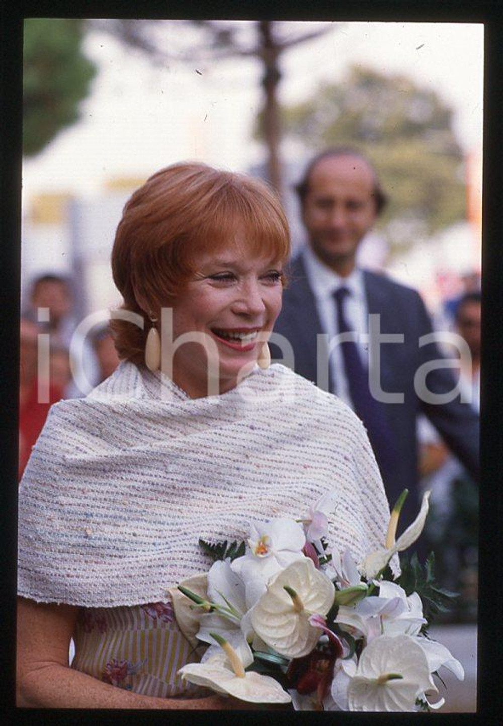 Shirley MacLAINE - VENEZIA Mostra del Cinema 1988 *35mm vintage slide (7) Diapositiva originale, in formato 35 mm.Per i diritti rivolgersi a ICharta.E' severamente vietata la riproduzione. Tutti i diritti sono riservati.ICharta mette in vendita, sul negozio eBay e in esclusiva sul sito "icharta" il proprio archivio composto da numerose diapositive e negativi fotografici d'epoca, tutti originali e autentici, che attraversano la storia del costume tra la fine degli anni Sessanta e Novanta.Si tratta di uno sguardo inedito sull'attualità, la politica, la vita quotidiana, il gossip e la cultura, che fotografa il cambiamento della nazione in quest'ultimo scorcio del XX secolo. Un'occasione unica per il mercato del collezionismo, che vede finalmente disponibile un archivio eccezionale per vastità, tematiche e condizioni, in un settore (il negativo fotografico e la diapositiva) di assoluta novità e dalle interessanti prospettive di investimento.  GOOD/buono   originale e autentica 1