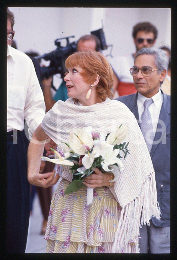 Shirley MacLAINE - VENEZIA Mostra del Cinema 1988 *35mm vintage slide (12) Diapositiva originale, in formato 35 mm.Per i diritti rivolgersi a ICharta.E' severamente vietata la riproduzione. Tutti i diritti sono riservati.ICharta mette in vendita, sul negozio eBay e in esclusiva sul sito "icharta" il proprio archivio composto da numerose diapositive e negativi fotografici d'epoca, tutti originali e autentici, che attraversano la storia del costume tra la fine degli anni Sessanta e Novanta.Si tratta di uno sguardo inedito sull'attualità, la politica, la vita quotidiana, il gossip e la cultura, che fotografa il cambiamento della nazione in quest'ultimo scorcio del XX secolo. Un'occasione unica per il mercato del collezionismo, che vede finalmente disponibile un archivio eccezionale per vastità, tematiche e condizioni, in un settore (il negativo fotografico e la diapositiva) di assoluta novità e dalle interessanti prospettive di investimento.  GOOD/buono   originale e autentica 1