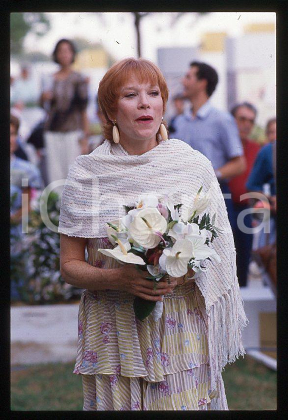Shirley MacLAINE - VENEZIA Mostra del Cinema 1988 *35mm vintage slide (11) Diapositiva originale, in formato 35 mm.Per i diritti rivolgersi a ICharta.E' severamente vietata la riproduzione. Tutti i diritti sono riservati.ICharta mette in vendita, sul negozio eBay e in esclusiva sul sito "icharta" il proprio archivio composto da numerose diapositive e negativi fotografici d'epoca, tutti originali e autentici, che attraversano la storia del costume tra la fine degli anni Sessanta e Novanta.Si tratta di uno sguardo inedito sull'attualità, la politica, la vita quotidiana, il gossip e la cultura, che fotografa il cambiamento della nazione in quest'ultimo scorcio del XX secolo. Un'occasione unica per il mercato del collezionismo, che vede finalmente disponibile un archivio eccezionale per vastità, tematiche e condizioni, in un settore (il negativo fotografico e la diapositiva) di assoluta novità e dalle interessanti prospettive di investimento.  GOOD/buono   originale e autentica 1