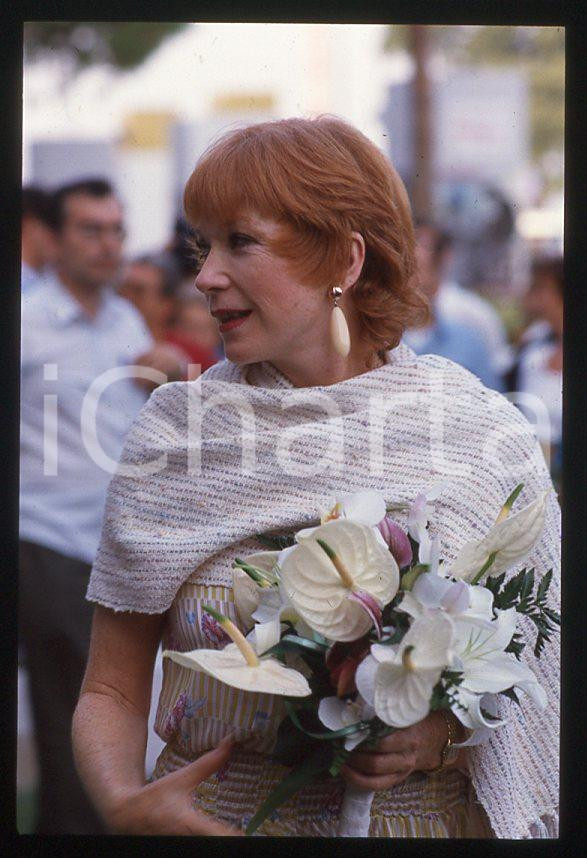 Shirley MacLAINE - VENEZIA Mostra del Cinema 1988 *35mm vintage slide (15) Diapositiva originale, in formato 35 mm.Per i diritti rivolgersi a ICharta.E' severamente vietata la riproduzione. Tutti i diritti sono riservati.ICharta mette in vendita, sul negozio eBay e in esclusiva sul sito "icharta" il proprio archivio composto da numerose diapositive e negativi fotografici d'epoca, tutti originali e autentici, che attraversano la storia del costume tra la fine degli anni Sessanta e Novanta.Si tratta di uno sguardo inedito sull'attualità, la politica, la vita quotidiana, il gossip e la cultura, che fotografa il cambiamento della nazione in quest'ultimo scorcio del XX secolo. Un'occasione unica per il mercato del collezionismo, che vede finalmente disponibile un archivio eccezionale per vastità, tematiche e condizioni, in un settore (il negativo fotografico e la diapositiva) di assoluta novità e dalle interessanti prospettive di investimento.  GOOD/buono   originale e autentica 1