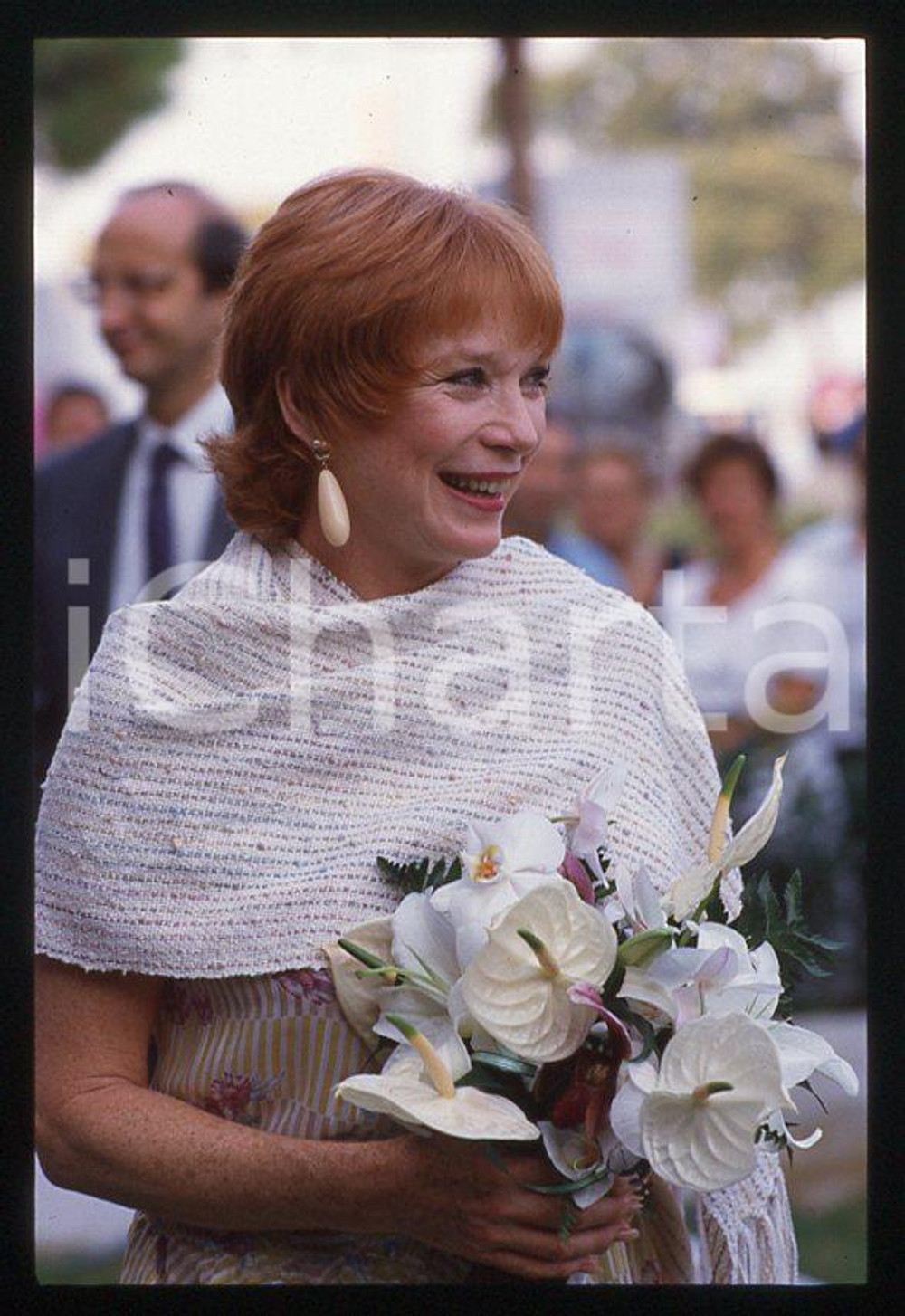 Shirley MacLAINE - VENEZIA Mostra del Cinema 1988 *35mm vintage slide (14) Diapositiva originale, in formato 35 mm.Per i diritti rivolgersi a ICharta.E' severamente vietata la riproduzione. Tutti i diritti sono riservati.ICharta mette in vendita, sul negozio eBay e in esclusiva sul sito "icharta" il proprio archivio composto da numerose diapositive e negativi fotografici d'epoca, tutti originali e autentici, che attraversano la storia del costume tra la fine degli anni Sessanta e Novanta.Si tratta di uno sguardo inedito sull'attualità, la politica, la vita quotidiana, il gossip e la cultura, che fotografa il cambiamento della nazione in quest'ultimo scorcio del XX secolo. Un'occasione unica per il mercato del collezionismo, che vede finalmente disponibile un archivio eccezionale per vastità, tematiche e condizioni, in un settore (il negativo fotografico e la diapositiva) di assoluta novità e dalle interessanti prospettive di investimento.  GOOD/buono   originale e autentica 1