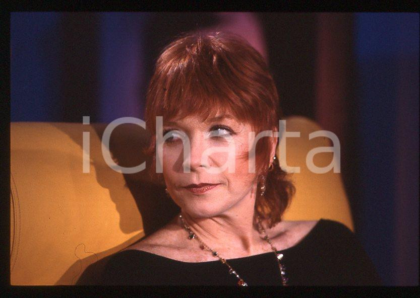 Shirley MacLAINE actress -1990 ca - Portrait *35mm vintage slide (2) Diapositiva originale, in formato 35 mm.Per i diritti rivolgersi a ICharta.E' severamente vietata la riproduzione. Tutti i diritti sono riservati.ICharta mette in vendita, sul negozio eBay e in esclusiva sul sito "icharta" il proprio archivio composto da numerose diapositive e negativi fotografici d'epoca, tutti originali e autentici, che attraversano la storia del costume tra la fine degli anni Sessanta e Novanta.Si tratta di uno sguardo inedito sull'attualità, la politica, la vita quotidiana, il gossip e la cultura, che fotografa il cambiamento della nazione in quest'ultimo scorcio del XX secolo. Un'occasione unica per il mercato del collezionismo, che vede finalmente disponibile un archivio eccezionale per vastità, tematiche e condizioni, in un settore (il negativo fotografico e la diapositiva) di assoluta novità e dalle interessanti prospettive di investimento.  GOOD/buono   originale e autentica 1