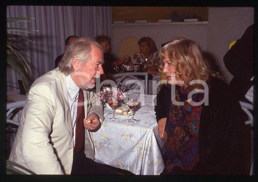 Ingrid THULIN al ristorante  -1988 *35mm vintage slide (1) Diapositiva originale, in formato 35 mm.Per i diritti rivolgersi a ICharta.E' severamente vietata la riproduzione. Tutti i diritti sono riservati.ICharta mette in vendita, sul negozio eBay e in esclusiva sul sito "icharta" il proprio archivio composto da numerose diapositive e negativi fotografici d'epoca, tutti originali e autentici, che attraversano la storia del costume tra la fine degli anni Sessanta e Novanta.Si tratta di uno sguardo inedito sull'attualità, la politica, la vita quotidiana, il gossip e la cultura, che fotografa il cambiamento della nazione in quest'ultimo scorcio del XX secolo. Un'occasione unica per il mercato del collezionismo, che vede finalmente disponibile un archivio eccezionale per vastità, tematiche e condizioni, in un settore (il negativo fotografico e la diapositiva) di assoluta novità e dalle interessanti prospettive di investimento.  GOOD/buono   originale e autentica 1