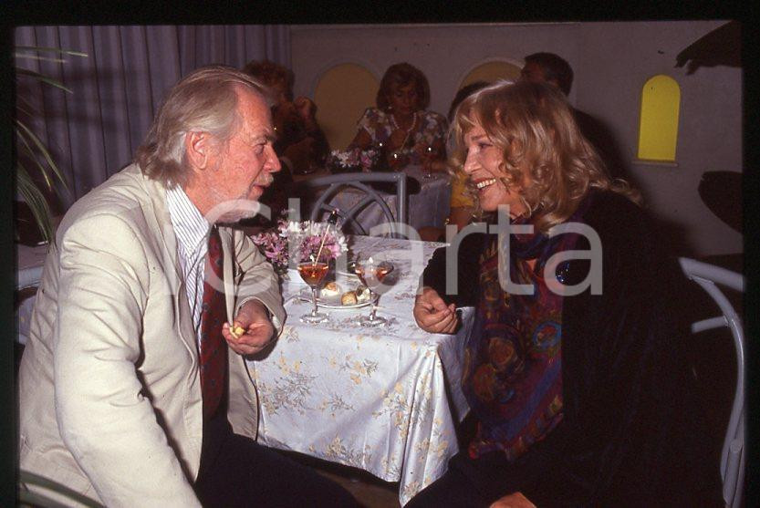 Ingrid THULIN al ristorante  -1988 *35mm vintage slide (2) Diapositiva originale, in formato 35 mm.Per i diritti rivolgersi a ICharta.E' severamente vietata la riproduzione. Tutti i diritti sono riservati.ICharta mette in vendita, sul negozio eBay e in esclusiva sul sito "icharta" il proprio archivio composto da numerose diapositive e negativi fotografici d'epoca, tutti originali e autentici, che attraversano la storia del costume tra la fine degli anni Sessanta e Novanta.Si tratta di uno sguardo inedito sull'attualità, la politica, la vita quotidiana, il gossip e la cultura, che fotografa il cambiamento della nazione in quest'ultimo scorcio del XX secolo. Un'occasione unica per il mercato del collezionismo, che vede finalmente disponibile un archivio eccezionale per vastità, tematiche e condizioni, in un settore (il negativo fotografico e la diapositiva) di assoluta novità e dalle interessanti prospettive di investimento.  GOOD/buono   originale e autentica 1