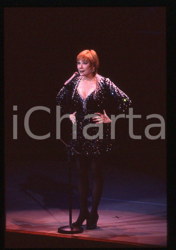 Shirley MacLAINE "Out there tonight" HOLLYWOOD 1991 *35mm vintage slide (2) Diapositiva originale, in formato 35 mm.Per i diritti rivolgersi a ICharta.E' severamente vietata la riproduzione. Tutti i diritti sono riservati.ICharta mette in vendita, sul negozio eBay e in esclusiva sul sito "icharta" il proprio archivio composto da numerose diapositive e negativi fotografici d'epoca, tutti originali e autentici, che attraversano la storia del costume tra la fine degli anni Sessanta e Novanta.Si tratta di uno sguardo inedito sull'attualità, la politica, la vita quotidiana, il gossip e la cultura, che fotografa il cambiamento della nazione in quest'ultimo scorcio del XX secolo. Un'occasione unica per il mercato del collezionismo, che vede finalmente disponibile un archivio eccezionale per vastità, tematiche e condizioni, in un settore (il negativo fotografico e la diapositiva) di assoluta novità e dalle interessanti prospettive di investimento.  GOOD/buono   originale e autentica 1