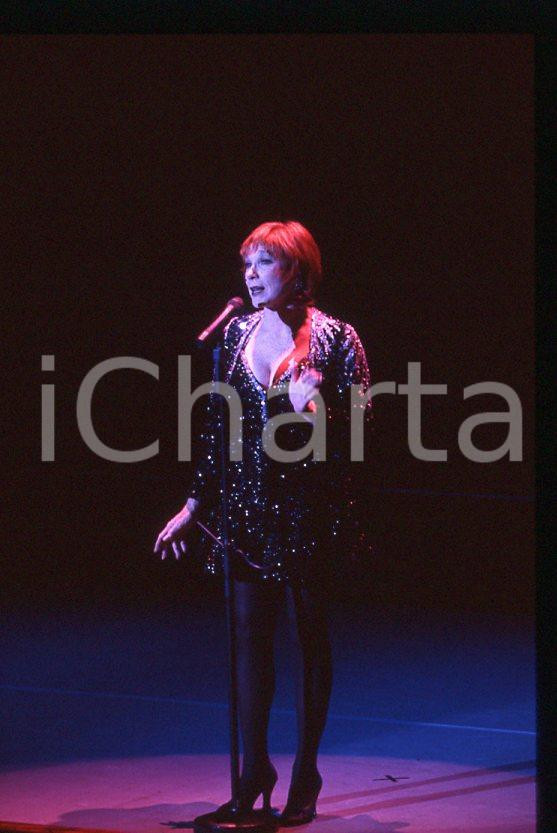 Shirley MacLAINE "Out there tonight" HOLLYWOOD 1991 *35mm vintage slide (4) Diapositiva originale, in formato 35 mm.Per i diritti rivolgersi a ICharta.E' severamente vietata la riproduzione. Tutti i diritti sono riservati.ICharta mette in vendita, sul negozio eBay e in esclusiva sul sito "icharta" il proprio archivio composto da numerose diapositive e negativi fotografici d'epoca, tutti originali e autentici, che attraversano la storia del costume tra la fine degli anni Sessanta e Novanta.Si tratta di uno sguardo inedito sull'attualità, la politica, la vita quotidiana, il gossip e la cultura, che fotografa il cambiamento della nazione in quest'ultimo scorcio del XX secolo. Un'occasione unica per il mercato del collezionismo, che vede finalmente disponibile un archivio eccezionale per vastità, tematiche e condizioni, in un settore (il negativo fotografico e la diapositiva) di assoluta novità e dalle interessanti prospettive di investimento.  GOOD/buono   originale e autentica 1