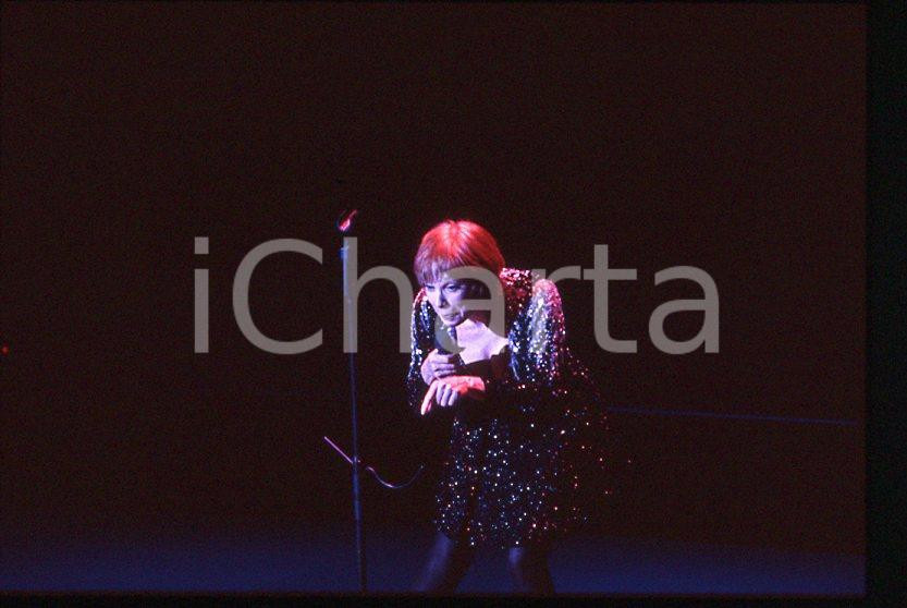 Shirley MacLAINE "Out there tonight" HOLLYWOOD 1991 *35mm vintage slide (6) Diapositiva originale, in formato 35 mm.Per i diritti rivolgersi a ICharta.E' severamente vietata la riproduzione. Tutti i diritti sono riservati.ICharta mette in vendita, sul negozio eBay e in esclusiva sul sito "icharta" il proprio archivio composto da numerose diapositive e negativi fotografici d'epoca, tutti originali e autentici, che attraversano la storia del costume tra la fine degli anni Sessanta e Novanta.Si tratta di uno sguardo inedito sull'attualità, la politica, la vita quotidiana, il gossip e la cultura, che fotografa il cambiamento della nazione in quest'ultimo scorcio del XX secolo. Un'occasione unica per il mercato del collezionismo, che vede finalmente disponibile un archivio eccezionale per vastità, tematiche e condizioni, in un settore (il negativo fotografico e la diapositiva) di assoluta novità e dalle interessanti prospettive di investimento.  GOOD/buono   originale e autentica 1