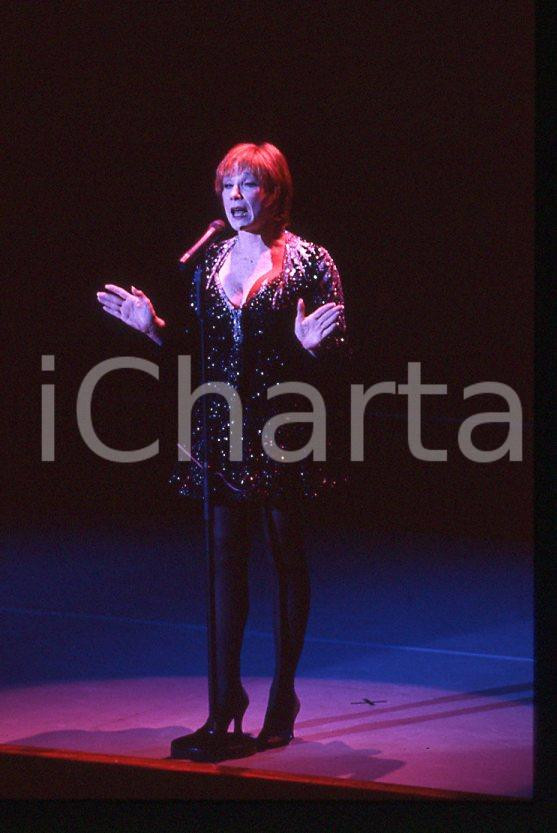 Shirley MacLAINE "Out there tonight" HOLLYWOOD 1991 *35mm vintage slide (8) Diapositiva originale, in formato 35 mm.Per i diritti rivolgersi a ICharta.E' severamente vietata la riproduzione. Tutti i diritti sono riservati.ICharta mette in vendita, sul negozio eBay e in esclusiva sul sito "icharta" il proprio archivio composto da numerose diapositive e negativi fotografici d'epoca, tutti originali e autentici, che attraversano la storia del costume tra la fine degli anni Sessanta e Novanta.Si tratta di uno sguardo inedito sull'attualità, la politica, la vita quotidiana, il gossip e la cultura, che fotografa il cambiamento della nazione in quest'ultimo scorcio del XX secolo. Un'occasione unica per il mercato del collezionismo, che vede finalmente disponibile un archivio eccezionale per vastità, tematiche e condizioni, in un settore (il negativo fotografico e la diapositiva) di assoluta novità e dalle interessanti prospettive di investimento.  GOOD/buono   originale e autentica 1