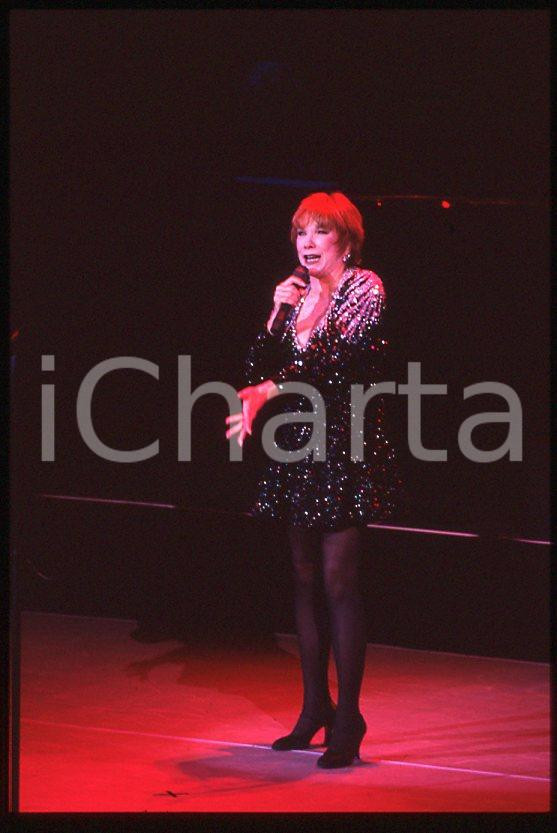 Shirley MacLAINE "Out there tonight" HOLLYWOOD 1991 *35mm vintage slide (7) Diapositiva originale, in formato 35 mm.Per i diritti rivolgersi a ICharta.E' severamente vietata la riproduzione. Tutti i diritti sono riservati.ICharta mette in vendita, sul negozio eBay e in esclusiva sul sito "icharta" il proprio archivio composto da numerose diapositive e negativi fotografici d'epoca, tutti originali e autentici, che attraversano la storia del costume tra la fine degli anni Sessanta e Novanta.Si tratta di uno sguardo inedito sull'attualità, la politica, la vita quotidiana, il gossip e la cultura, che fotografa il cambiamento della nazione in quest'ultimo scorcio del XX secolo. Un'occasione unica per il mercato del collezionismo, che vede finalmente disponibile un archivio eccezionale per vastità, tematiche e condizioni, in un settore (il negativo fotografico e la diapositiva) di assoluta novità e dalle interessanti prospettive di investimento.  GOOD/buono   originale e autentica 1