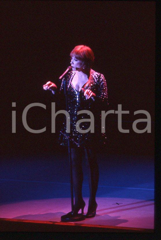 Shirley MacLAINE "Out there tonight" HOLLYWOOD 1991 *35mm vintage slide (10) Diapositiva originale, in formato 35 mm.Per i diritti rivolgersi a ICharta.E' severamente vietata la riproduzione. Tutti i diritti sono riservati.ICharta mette in vendita, sul negozio eBay e in esclusiva sul sito "icharta" il proprio archivio composto da numerose diapositive e negativi fotografici d'epoca, tutti originali e autentici, che attraversano la storia del costume tra la fine degli anni Sessanta e Novanta.Si tratta di uno sguardo inedito sull'attualità, la politica, la vita quotidiana, il gossip e la cultura, che fotografa il cambiamento della nazione in quest'ultimo scorcio del XX secolo. Un'occasione unica per il mercato del collezionismo, che vede finalmente disponibile un archivio eccezionale per vastità, tematiche e condizioni, in un settore (il negativo fotografico e la diapositiva) di assoluta novità e dalle interessanti prospettive di investimento.  GOOD/buono   originale e autentica 1