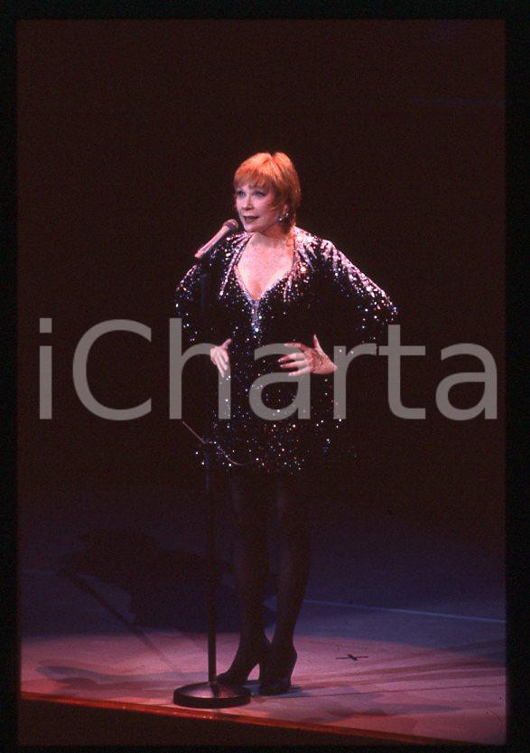 Shirley MacLAINE "Out there tonight" HOLLYWOOD 1991 *35mm vintage slide (9) Diapositiva originale, in formato 35 mm.Per i diritti rivolgersi a ICharta.E' severamente vietata la riproduzione. Tutti i diritti sono riservati.ICharta mette in vendita, sul negozio eBay e in esclusiva sul sito "icharta" il proprio archivio composto da numerose diapositive e negativi fotografici d'epoca, tutti originali e autentici, che attraversano la storia del costume tra la fine degli anni Sessanta e Novanta.Si tratta di uno sguardo inedito sull'attualità, la politica, la vita quotidiana, il gossip e la cultura, che fotografa il cambiamento della nazione in quest'ultimo scorcio del XX secolo. Un'occasione unica per il mercato del collezionismo, che vede finalmente disponibile un archivio eccezionale per vastità, tematiche e condizioni, in un settore (il negativo fotografico e la diapositiva) di assoluta novità e dalle interessanti prospettive di investimento.  GOOD/buono   originale e autentica 1