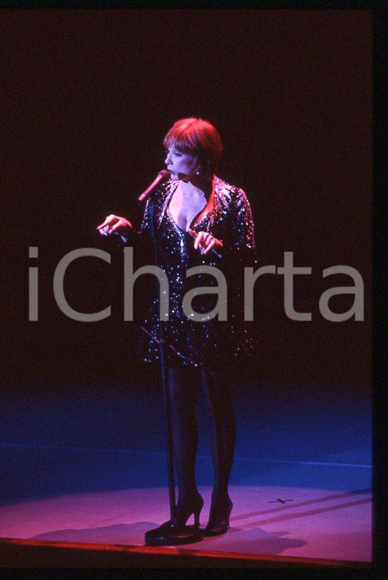Shirley MacLAINE "Out there tonight" HOLLYWOOD 1991 *35mm vintage slide (14) Diapositiva originale, in formato 35 mm.Per i diritti rivolgersi a ICharta.E' severamente vietata la riproduzione. Tutti i diritti sono riservati.ICharta mette in vendita, sul negozio eBay e in esclusiva sul sito "icharta" il proprio archivio composto da numerose diapositive e negativi fotografici d'epoca, tutti originali e autentici, che attraversano la storia del costume tra la fine degli anni Sessanta e Novanta.Si tratta di uno sguardo inedito sull'attualità, la politica, la vita quotidiana, il gossip e la cultura, che fotografa il cambiamento della nazione in quest'ultimo scorcio del XX secolo. Un'occasione unica per il mercato del collezionismo, che vede finalmente disponibile un archivio eccezionale per vastità, tematiche e condizioni, in un settore (il negativo fotografico e la diapositiva) di assoluta novità e dalle interessanti prospettive di investimento.  GOOD/buono   originale e autentica 1