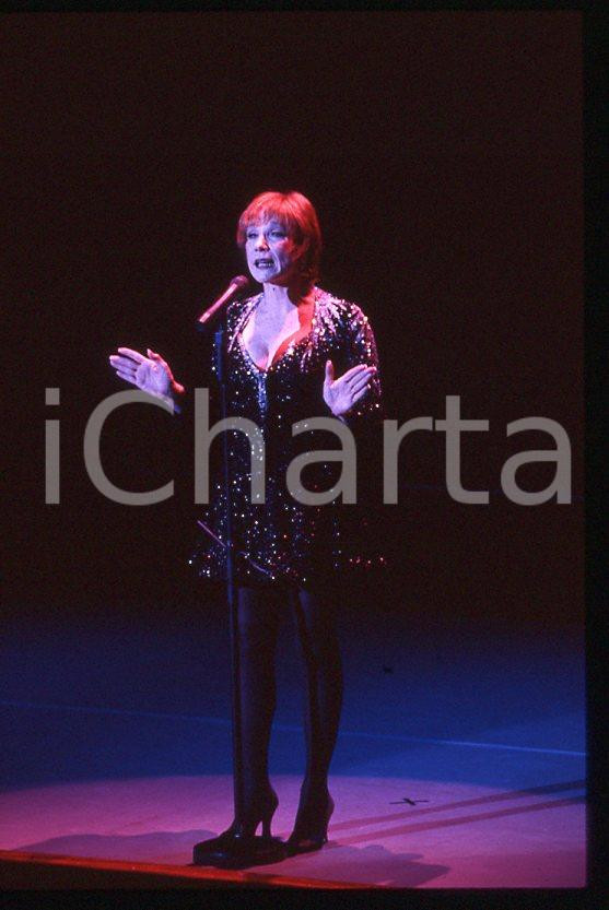 Shirley MacLAINE "Out there tonight" HOLLYWOOD 1991 *35mm vintage slide (12) Diapositiva originale, in formato 35 mm.Per i diritti rivolgersi a ICharta.E' severamente vietata la riproduzione. Tutti i diritti sono riservati.ICharta mette in vendita, sul negozio eBay e in esclusiva sul sito "icharta" il proprio archivio composto da numerose diapositive e negativi fotografici d'epoca, tutti originali e autentici, che attraversano la storia del costume tra la fine degli anni Sessanta e Novanta.Si tratta di uno sguardo inedito sull'attualità, la politica, la vita quotidiana, il gossip e la cultura, che fotografa il cambiamento della nazione in quest'ultimo scorcio del XX secolo. Un'occasione unica per il mercato del collezionismo, che vede finalmente disponibile un archivio eccezionale per vastità, tematiche e condizioni, in un settore (il negativo fotografico e la diapositiva) di assoluta novità e dalle interessanti prospettive di investimento.  GOOD/buono   originale e autentica 1