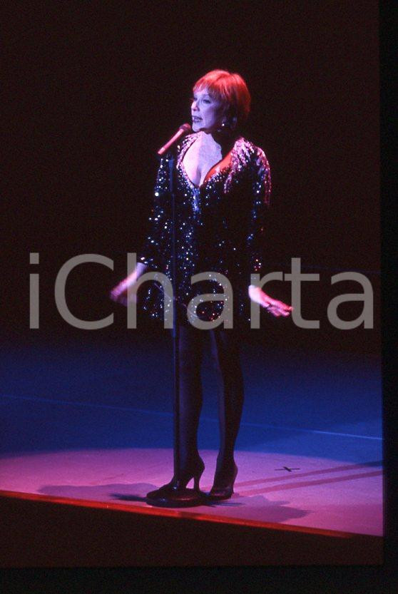 Shirley MacLAINE "Out there tonight" HOLLYWOOD 1991 *35mm vintage slide (16) Diapositiva originale, in formato 35 mm.Per i diritti rivolgersi a ICharta.E' severamente vietata la riproduzione. Tutti i diritti sono riservati.ICharta mette in vendita, sul negozio eBay e in esclusiva sul sito "icharta" il proprio archivio composto da numerose diapositive e negativi fotografici d'epoca, tutti originali e autentici, che attraversano la storia del costume tra la fine degli anni Sessanta e Novanta.Si tratta di uno sguardo inedito sull'attualità, la politica, la vita quotidiana, il gossip e la cultura, che fotografa il cambiamento della nazione in quest'ultimo scorcio del XX secolo. Un'occasione unica per il mercato del collezionismo, che vede finalmente disponibile un archivio eccezionale per vastità, tematiche e condizioni, in un settore (il negativo fotografico e la diapositiva) di assoluta novità e dalle interessanti prospettive di investimento.  GOOD/buono   originale e autentica 1