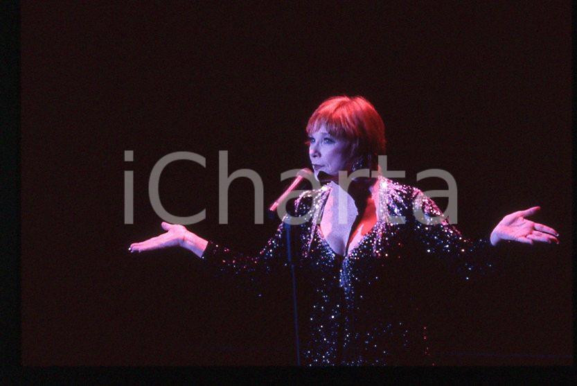 Shirley MacLAINE "Out there tonight" HOLLYWOOD 1991 *35mm vintage slide (15) Diapositiva originale, in formato 35 mm.Per i diritti rivolgersi a ICharta.E' severamente vietata la riproduzione. Tutti i diritti sono riservati.ICharta mette in vendita, sul negozio eBay e in esclusiva sul sito "icharta" il proprio archivio composto da numerose diapositive e negativi fotografici d'epoca, tutti originali e autentici, che attraversano la storia del costume tra la fine degli anni Sessanta e Novanta.Si tratta di uno sguardo inedito sull'attualità, la politica, la vita quotidiana, il gossip e la cultura, che fotografa il cambiamento della nazione in quest'ultimo scorcio del XX secolo. Un'occasione unica per il mercato del collezionismo, che vede finalmente disponibile un archivio eccezionale per vastità, tematiche e condizioni, in un settore (il negativo fotografico e la diapositiva) di assoluta novità e dalle interessanti prospettive di investimento.  GOOD/buono   originale e autentica 1