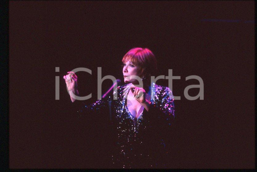 Shirley MacLAINE "Out there tonight" HOLLYWOOD 1991 *35mm vintage slide (20) Diapositiva originale, in formato 35 mm.Per i diritti rivolgersi a ICharta.E' severamente vietata la riproduzione. Tutti i diritti sono riservati.ICharta mette in vendita, sul negozio eBay e in esclusiva sul sito "icharta" il proprio archivio composto da numerose diapositive e negativi fotografici d'epoca, tutti originali e autentici, che attraversano la storia del costume tra la fine degli anni Sessanta e Novanta.Si tratta di uno sguardo inedito sull'attualità, la politica, la vita quotidiana, il gossip e la cultura, che fotografa il cambiamento della nazione in quest'ultimo scorcio del XX secolo. Un'occasione unica per il mercato del collezionismo, che vede finalmente disponibile un archivio eccezionale per vastità, tematiche e condizioni, in un settore (il negativo fotografico e la diapositiva) di assoluta novità e dalle interessanti prospettive di investimento.  GOOD/buono   originale e autentica 1