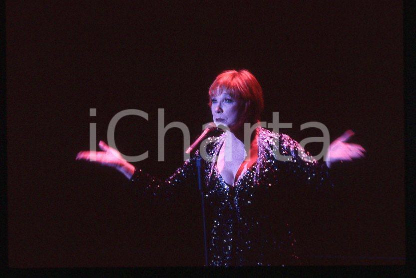 Shirley MacLAINE "Out there tonight" HOLLYWOOD 1991 *35mm vintage slide (19) Diapositiva originale, in formato 35 mm.Per i diritti rivolgersi a ICharta.E' severamente vietata la riproduzione. Tutti i diritti sono riservati.ICharta mette in vendita, sul negozio eBay e in esclusiva sul sito "icharta" il proprio archivio composto da numerose diapositive e negativi fotografici d'epoca, tutti originali e autentici, che attraversano la storia del costume tra la fine degli anni Sessanta e Novanta.Si tratta di uno sguardo inedito sull'attualità, la politica, la vita quotidiana, il gossip e la cultura, che fotografa il cambiamento della nazione in quest'ultimo scorcio del XX secolo. Un'occasione unica per il mercato del collezionismo, che vede finalmente disponibile un archivio eccezionale per vastità, tematiche e condizioni, in un settore (il negativo fotografico e la diapositiva) di assoluta novità e dalle interessanti prospettive di investimento.  GOOD/buono   originale e autentica 1