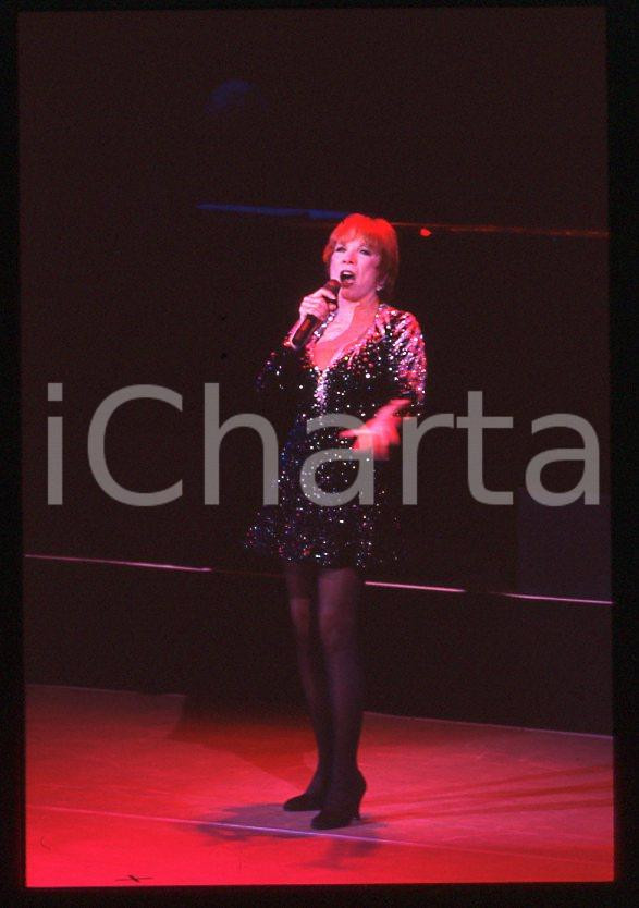 Shirley MacLAINE "Out there tonight" HOLLYWOOD 1991 *35mm vintage slide (18) Diapositiva originale, in formato 35 mm.Per i diritti rivolgersi a ICharta.E' severamente vietata la riproduzione. Tutti i diritti sono riservati.ICharta mette in vendita, sul negozio eBay e in esclusiva sul sito "icharta" il proprio archivio composto da numerose diapositive e negativi fotografici d'epoca, tutti originali e autentici, che attraversano la storia del costume tra la fine degli anni Sessanta e Novanta.Si tratta di uno sguardo inedito sull'attualità, la politica, la vita quotidiana, il gossip e la cultura, che fotografa il cambiamento della nazione in quest'ultimo scorcio del XX secolo. Un'occasione unica per il mercato del collezionismo, che vede finalmente disponibile un archivio eccezionale per vastità, tematiche e condizioni, in un settore (il negativo fotografico e la diapositiva) di assoluta novità e dalle interessanti prospettive di investimento.  GOOD/buono   originale e autentica 1