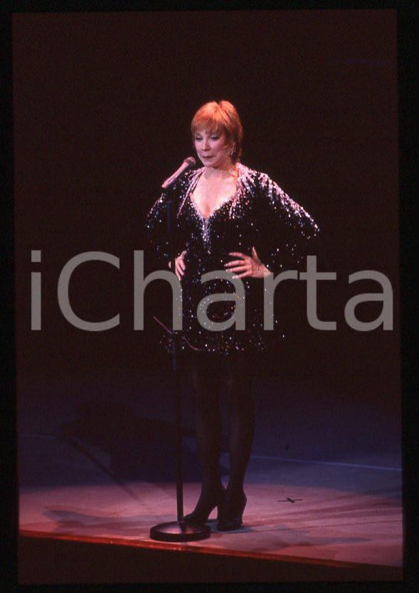 Shirley MacLAINE "Out there tonight" HOLLYWOOD 1991 *35mm vintage slide (17) Diapositiva originale, in formato 35 mm.Per i diritti rivolgersi a ICharta.E' severamente vietata la riproduzione. Tutti i diritti sono riservati.ICharta mette in vendita, sul negozio eBay e in esclusiva sul sito "icharta" il proprio archivio composto da numerose diapositive e negativi fotografici d'epoca, tutti originali e autentici, che attraversano la storia del costume tra la fine degli anni Sessanta e Novanta.Si tratta di uno sguardo inedito sull'attualità, la politica, la vita quotidiana, il gossip e la cultura, che fotografa il cambiamento della nazione in quest'ultimo scorcio del XX secolo. Un'occasione unica per il mercato del collezionismo, che vede finalmente disponibile un archivio eccezionale per vastità, tematiche e condizioni, in un settore (il negativo fotografico e la diapositiva) di assoluta novità e dalle interessanti prospettive di investimento.  GOOD/buono   originale e autentica 1