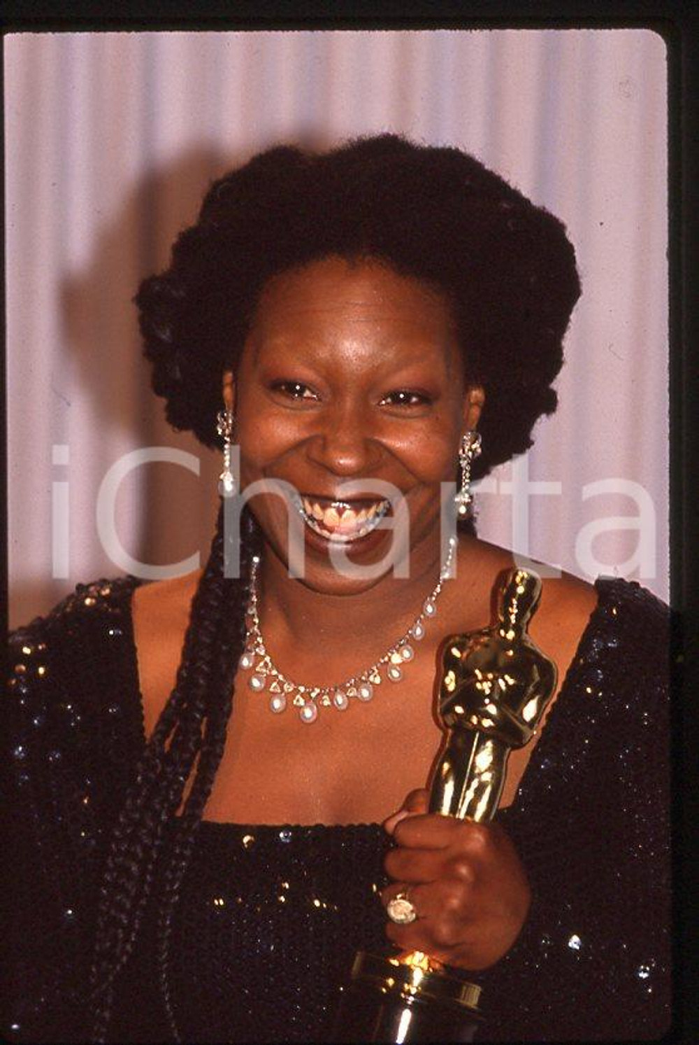 Whoopi GOLDBERG - Best Supporting Actress - 63rd Oscars 1991 *35mm vintage slide  Diapositiva originale, in formato 35 mm.  CONDIZIONI: GOODE' severamente vietata la riproduzione. Tutti i diritti sono riservati. ICharta mette in vendita, sul negozio eBay e in esclusiva sul sito "icharta" il proprio archivio composto da numerose diapositive e negativi fotografici d'epoca, tutti originali e autentici, che attraversano la storia del costume tra la fine degli anni Sessanta e Novanta.Si tratta di uno sguardo inedito sull'attualità, la politica, la vita quotidiana, il gossip e la cultura, che fotografa il cambiamento della nazione in quest'ultimo scorcio del XX secolo. Un'occasione unica per il mercato del collezionismo, che vede finalmente disponibile un archivio eccezionale per vastità, tematiche e condizioni, in un settore (il negativo fotografico e la diapositiva) di assoluta novità e dalle interessanti prospettive di investimento.    originale e autentica 1