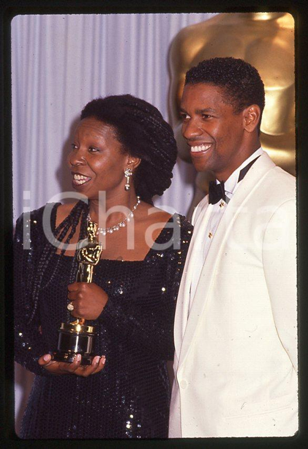 Whoopi GOLDBERG Denzel WASHINGTON - 63rd Oscars 1991 *35mm vintage slide 1  Diapositiva originale, in formato 35 mm.  CONDIZIONI: GOODE' severamente vietata la riproduzione. Tutti i diritti sono riservati. ICharta mette in vendita, sul negozio eBay e in esclusiva sul sito "icharta" il proprio archivio composto da numerose diapositive e negativi fotografici d'epoca, tutti originali e autentici, che attraversano la storia del costume tra la fine degli anni Sessanta e Novanta.Si tratta di uno sguardo inedito sull'attualità, la politica, la vita quotidiana, il gossip e la cultura, che fotografa il cambiamento della nazione in quest'ultimo scorcio del XX secolo. Un'occasione unica per il mercato del collezionismo, che vede finalmente disponibile un archivio eccezionale per vastità, tematiche e condizioni, in un settore (il negativo fotografico e la diapositiva) di assoluta novità e dalle interessanti prospettive di investimento.    originale e autentica 1