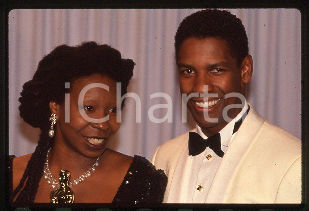 Whoopi GOLDBERG Denzel WASHINGTON - 63rd Oscars 1991 *35mm vintage slide 3  Diapositiva originale, in formato 35 mm.  CONDIZIONI: GOODE' severamente vietata la riproduzione. Tutti i diritti sono riservati. ICharta mette in vendita, sul negozio eBay e in esclusiva sul sito "icharta" il proprio archivio composto da numerose diapositive e negativi fotografici d'epoca, tutti originali e autentici, che attraversano la storia del costume tra la fine degli anni Sessanta e Novanta.Si tratta di uno sguardo inedito sull'attualità, la politica, la vita quotidiana, il gossip e la cultura, che fotografa il cambiamento della nazione in quest'ultimo scorcio del XX secolo. Un'occasione unica per il mercato del collezionismo, che vede finalmente disponibile un archivio eccezionale per vastità, tematiche e condizioni, in un settore (il negativo fotografico e la diapositiva) di assoluta novità e dalle interessanti prospettive di investimento.    originale e autentica 1