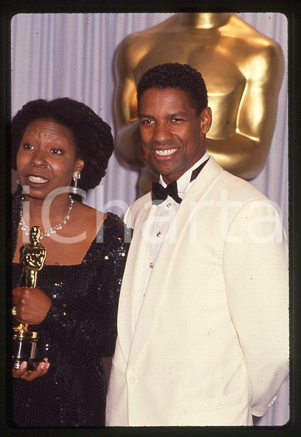 Whoopi GOLDBERG Denzel WASHINGTON - 63rd Oscars 1991 *35mm vintage slide 2  Diapositiva originale, in formato 35 mm.  CONDIZIONI: GOODE' severamente vietata la riproduzione. Tutti i diritti sono riservati. ICharta mette in vendita, sul negozio eBay e in esclusiva sul sito "icharta" il proprio archivio composto da numerose diapositive e negativi fotografici d'epoca, tutti originali e autentici, che attraversano la storia del costume tra la fine degli anni Sessanta e Novanta.Si tratta di uno sguardo inedito sull'attualità, la politica, la vita quotidiana, il gossip e la cultura, che fotografa il cambiamento della nazione in quest'ultimo scorcio del XX secolo. Un'occasione unica per il mercato del collezionismo, che vede finalmente disponibile un archivio eccezionale per vastità, tematiche e condizioni, in un settore (il negativo fotografico e la diapositiva) di assoluta novità e dalle interessanti prospettive di investimento.    originale e autentica 1