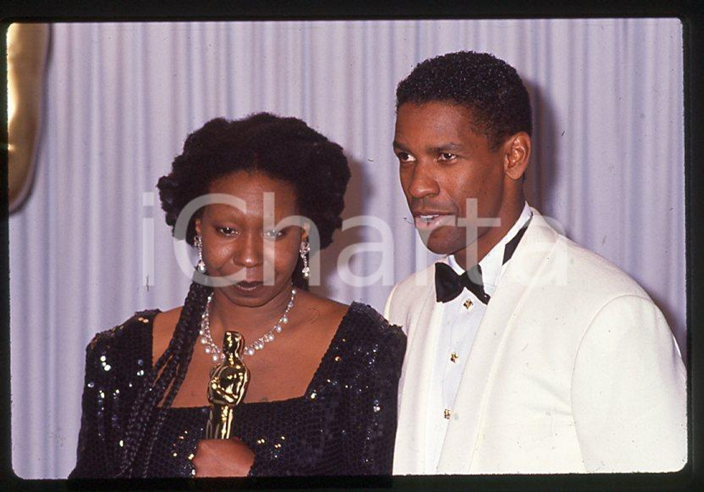 Whoopi GOLDBERG Denzel WASHINGTON - 63rd Oscars 1991 *35mm vintage slide 4  Diapositiva originale, in formato 35 mm.  CONDIZIONI: GOODE' severamente vietata la riproduzione. Tutti i diritti sono riservati. ICharta mette in vendita, sul negozio eBay e in esclusiva sul sito "icharta" il proprio archivio composto da numerose diapositive e negativi fotografici d'epoca, tutti originali e autentici, che attraversano la storia del costume tra la fine degli anni Sessanta e Novanta.Si tratta di uno sguardo inedito sull'attualità, la politica, la vita quotidiana, il gossip e la cultura, che fotografa il cambiamento della nazione in quest'ultimo scorcio del XX secolo. Un'occasione unica per il mercato del collezionismo, che vede finalmente disponibile un archivio eccezionale per vastità, tematiche e condizioni, in un settore (il negativo fotografico e la diapositiva) di assoluta novità e dalle interessanti prospettive di investimento.    originale e autentica 1