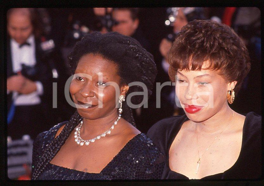 Whoopi GOLDBERG Alex MARTIN daughter - 63rd Oscars 1991 *35mm vintage slide 2  Diapositiva originale, in formato 35 mm.  CONDIZIONI: GOODE' severamente vietata la riproduzione. Tutti i diritti sono riservati. ICharta mette in vendita, sul negozio eBay e in esclusiva sul sito "icharta" il proprio archivio composto da numerose diapositive e negativi fotografici d'epoca, tutti originali e autentici, che attraversano la storia del costume tra la fine degli anni Sessanta e Novanta.Si tratta di uno sguardo inedito sull'attualità, la politica, la vita quotidiana, il gossip e la cultura, che fotografa il cambiamento della nazione in quest'ultimo scorcio del XX secolo. Un'occasione unica per il mercato del collezionismo, che vede finalmente disponibile un archivio eccezionale per vastità, tematiche e condizioni, in un settore (il negativo fotografico e la diapositiva) di assoluta novità e dalle interessanti prospettive di investimento.    originale e autentica 1