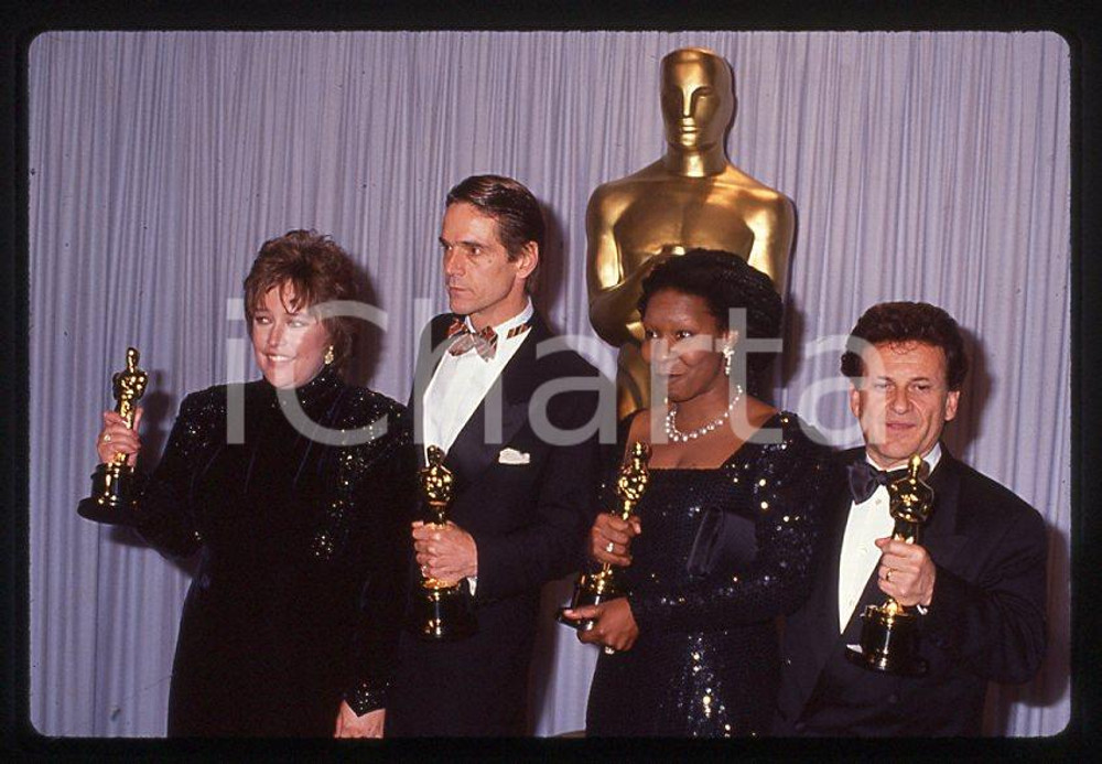 Jeremy IRONS Whoopi GOLDBERG Winners 63rd Oscars 1991 *35mm vintage slide 1  Diapositiva originale, in formato 35 mm. Sono ritratti anche Kathy Bates e Joe Pesci. CONDIZIONI: GOODE' severamente vietata la riproduzione. Tutti i diritti sono riservati. ICharta mette in vendita, sul negozio eBay e in esclusiva sul sito "icharta" il proprio archivio composto da numerose diapositive e negativi fotografici d'epoca, tutti originali e autentici, che attraversano la storia del costume tra la fine degli anni Sessanta e Novanta.Si tratta di uno sguardo inedito sull'attualità, la politica, la vita quotidiana, il gossip e la cultura, che fotografa il cambiamento della nazione in quest'ultimo scorcio del XX secolo. Un'occasione unica per il mercato del collezionismo, che vede finalmente disponibile un archivio eccezionale per vastità, tematiche e condizioni, in un settore (il negativo fotografico e la diapositiva) di assoluta novità e dalle interessanti prospettive di investimento.    originale e autentica 1