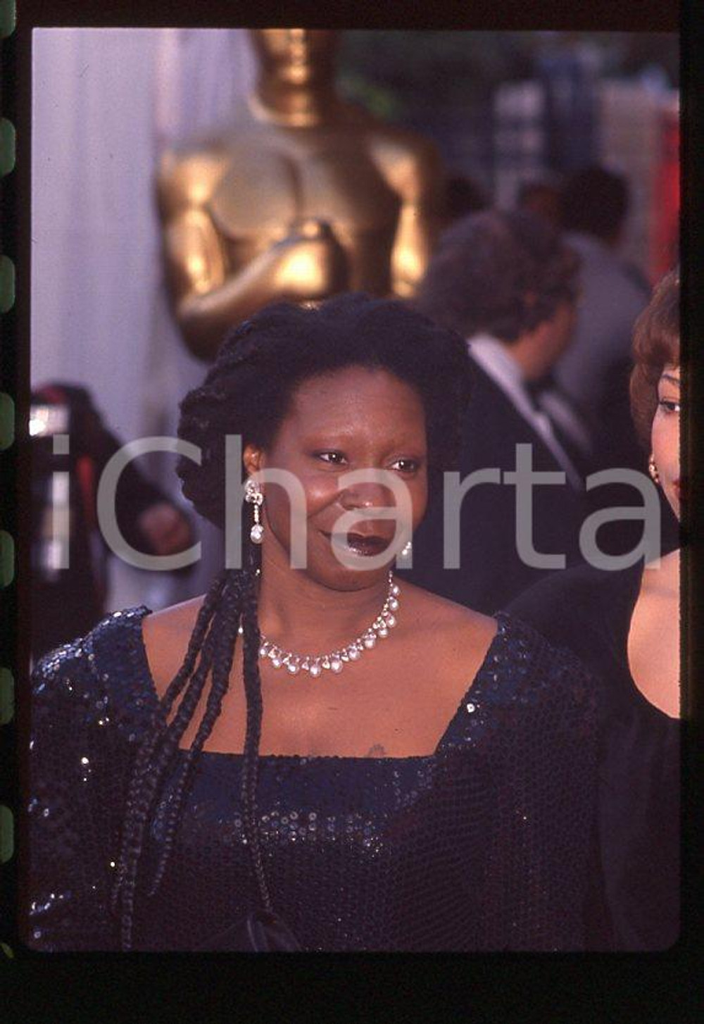 Whoopi GOLDBERG Best Supporting Actress - 63rd Oscars 1991 *35mm vintage slide 4  Diapositiva originale, in formato 35 mm.  CONDIZIONI: GOODE' severamente vietata la riproduzione. Tutti i diritti sono riservati. ICharta mette in vendita, sul negozio eBay e in esclusiva sul sito "icharta" il proprio archivio composto da numerose diapositive e negativi fotografici d'epoca, tutti originali e autentici, che attraversano la storia del costume tra la fine degli anni Sessanta e Novanta.Si tratta di uno sguardo inedito sull'attualità, la politica, la vita quotidiana, il gossip e la cultura, che fotografa il cambiamento della nazione in quest'ultimo scorcio del XX secolo. Un'occasione unica per il mercato del collezionismo, che vede finalmente disponibile un archivio eccezionale per vastità, tematiche e condizioni, in un settore (il negativo fotografico e la diapositiva) di assoluta novità e dalle interessanti prospettive di investimento.    originale e autentica 1